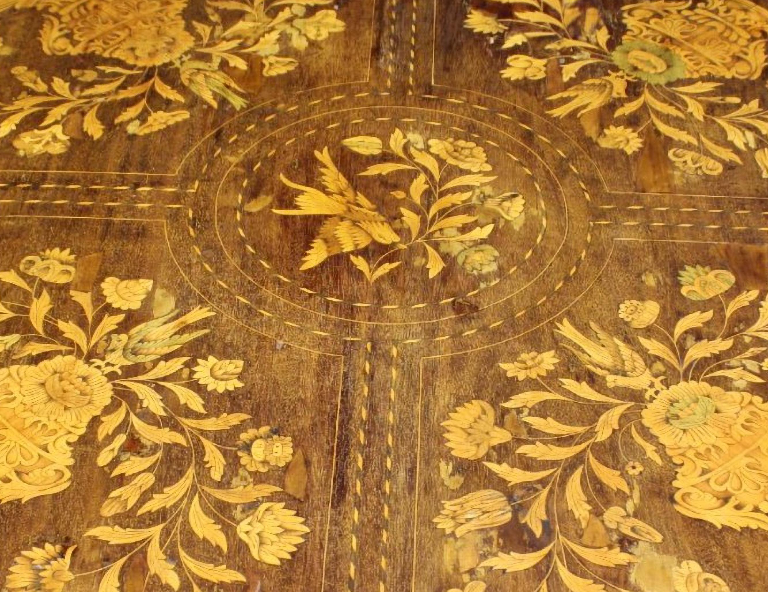 IMPORTANT CENTER TABLE Holland Ende des 18. Jahrhunderts
aus Mahagoniholz mit Intarsien aus verschiedenen Holzarten mit Motiven der niederländischen Flora und Fauna 
H 75 x 116 cm
guter Originalzustand