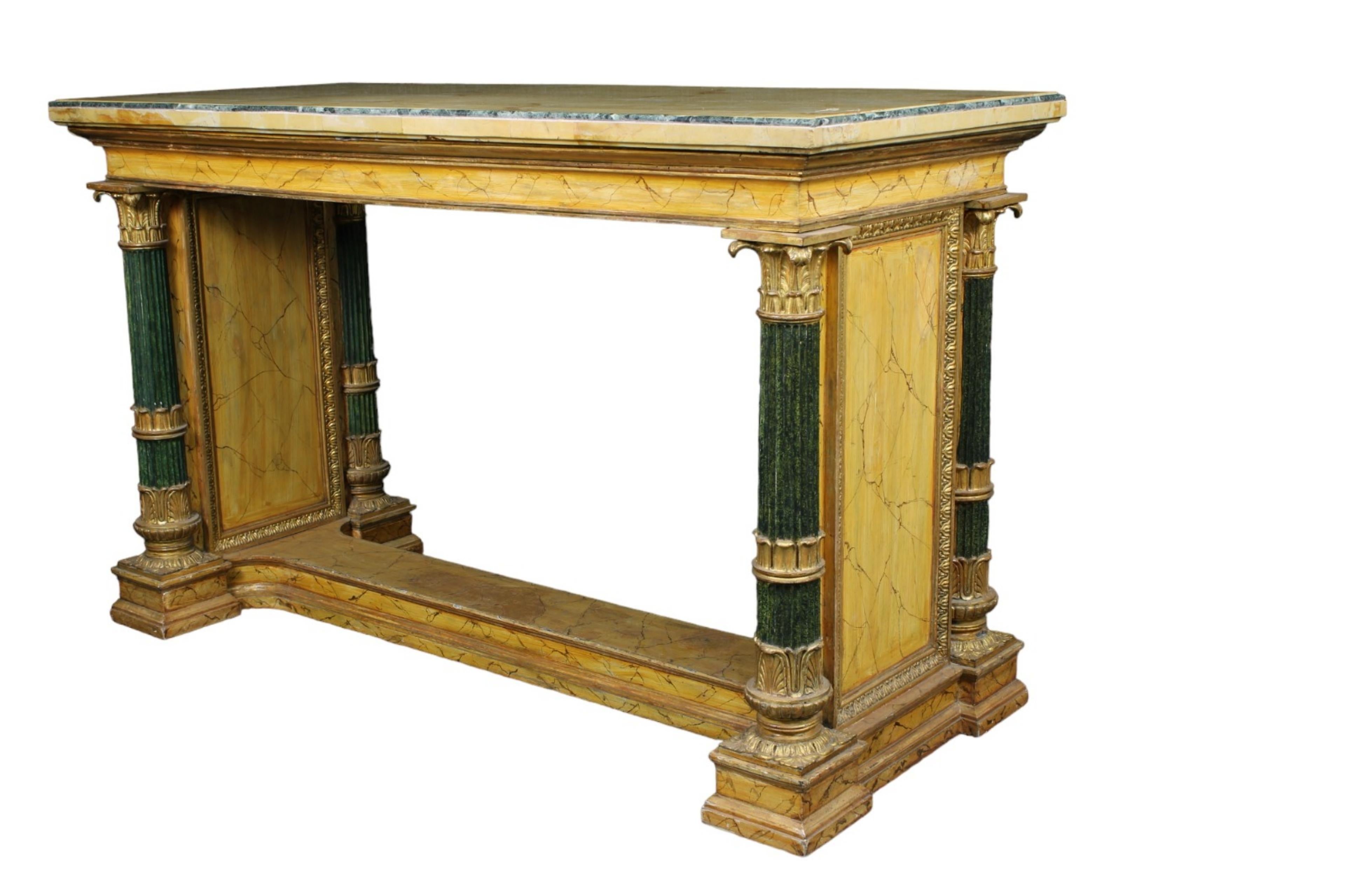 IMPORTANTE TABLE CENTRALE Toscane 19ème siècle
en bois sculpté et laqué à l'imitation du marbre et doré, soutenu par des colonnes à chapiteaux, sommet en marbre jaune avec bordure verte provenant des Alpes toscanes 19e siècle 
h 96 x 158 x 68 cm