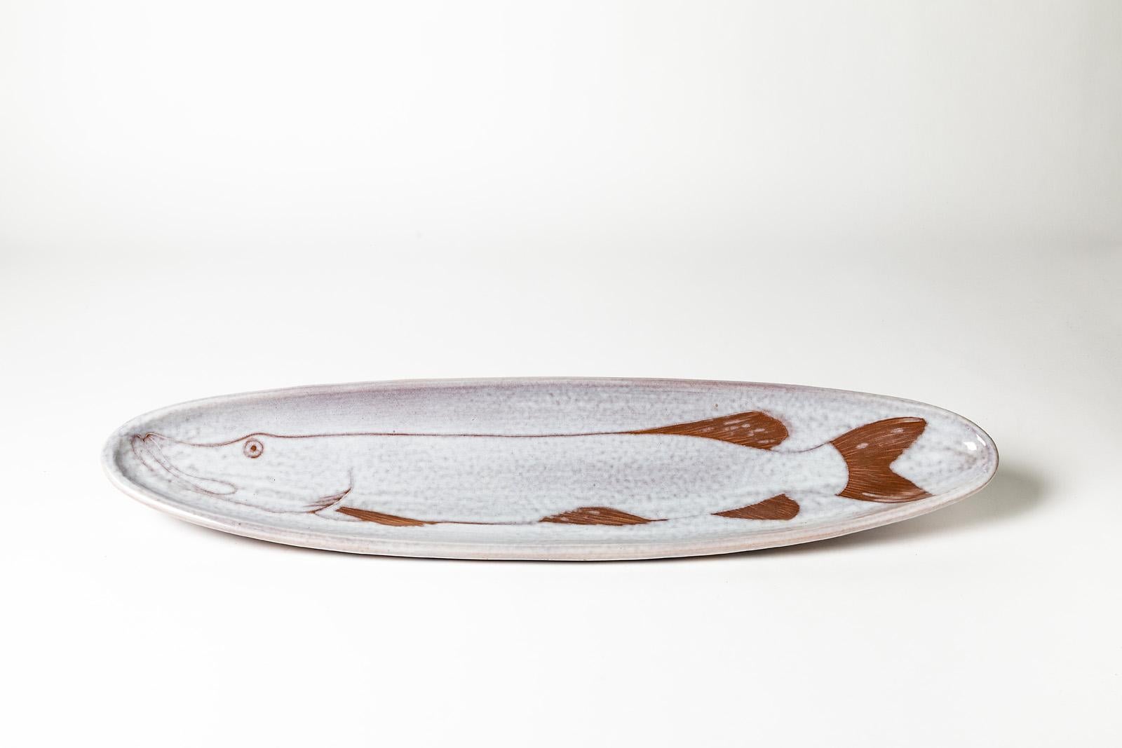Pol Chambost 
Céramique française datant de 1950, signée sous la base.

Rare et importante assiette en céramique à décor de poissons.

Excellent état d'origine

Dimensions : 5x76x18cm

Pol Chambost est l'un des célèbres artistes français du