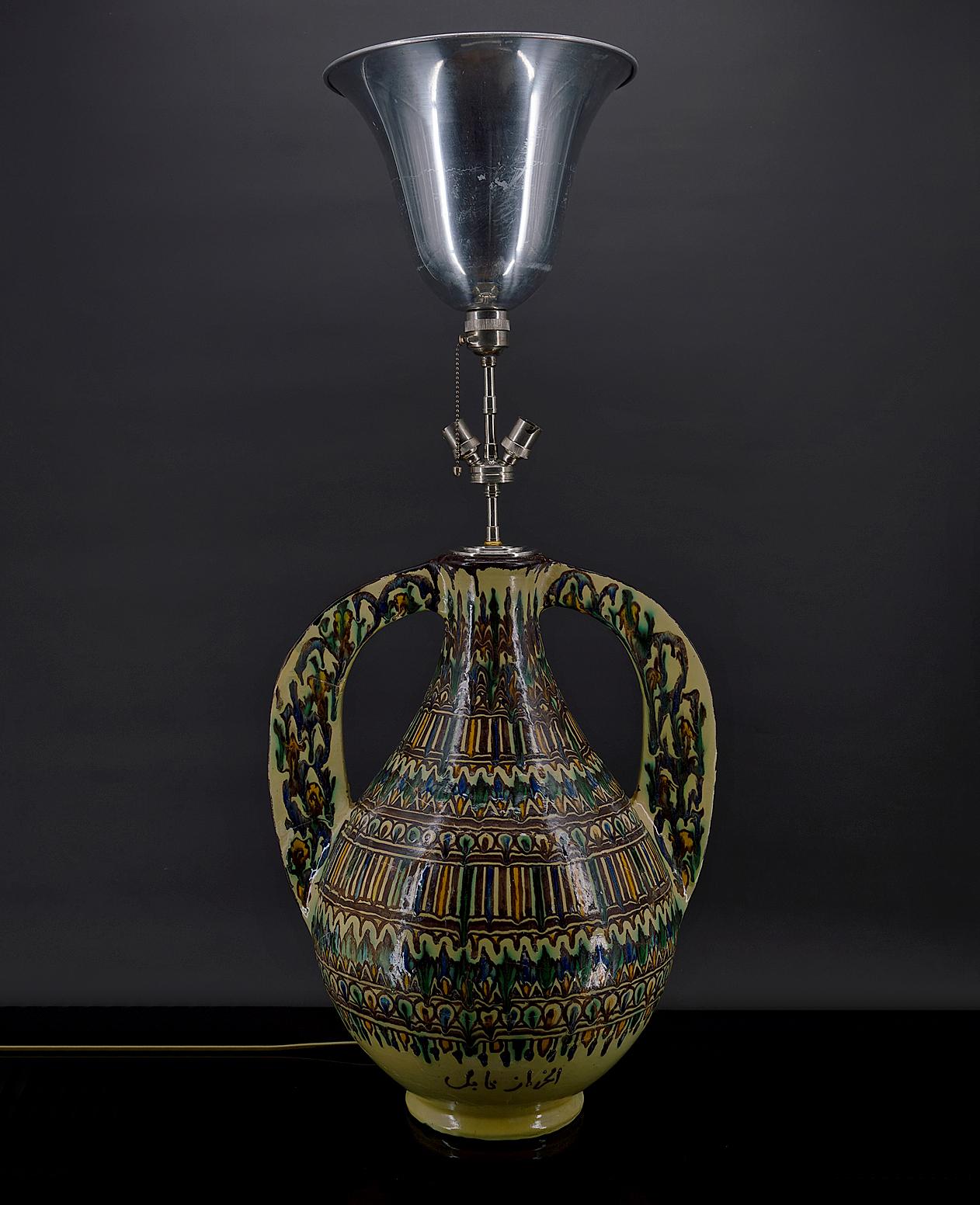 Wichtige Keramikvase als Lampe montiert.
Nabeul, Tunesien, Anfang des 20. Jahrhunderts.
Unterschrieben.
Von El-Kharraz

Die Familie Kharraz stammt ursprünglich aus Andalusien und ließ sich im 17. Jahrhundert in Tunesien nieder. Töpfer vom Vater auf