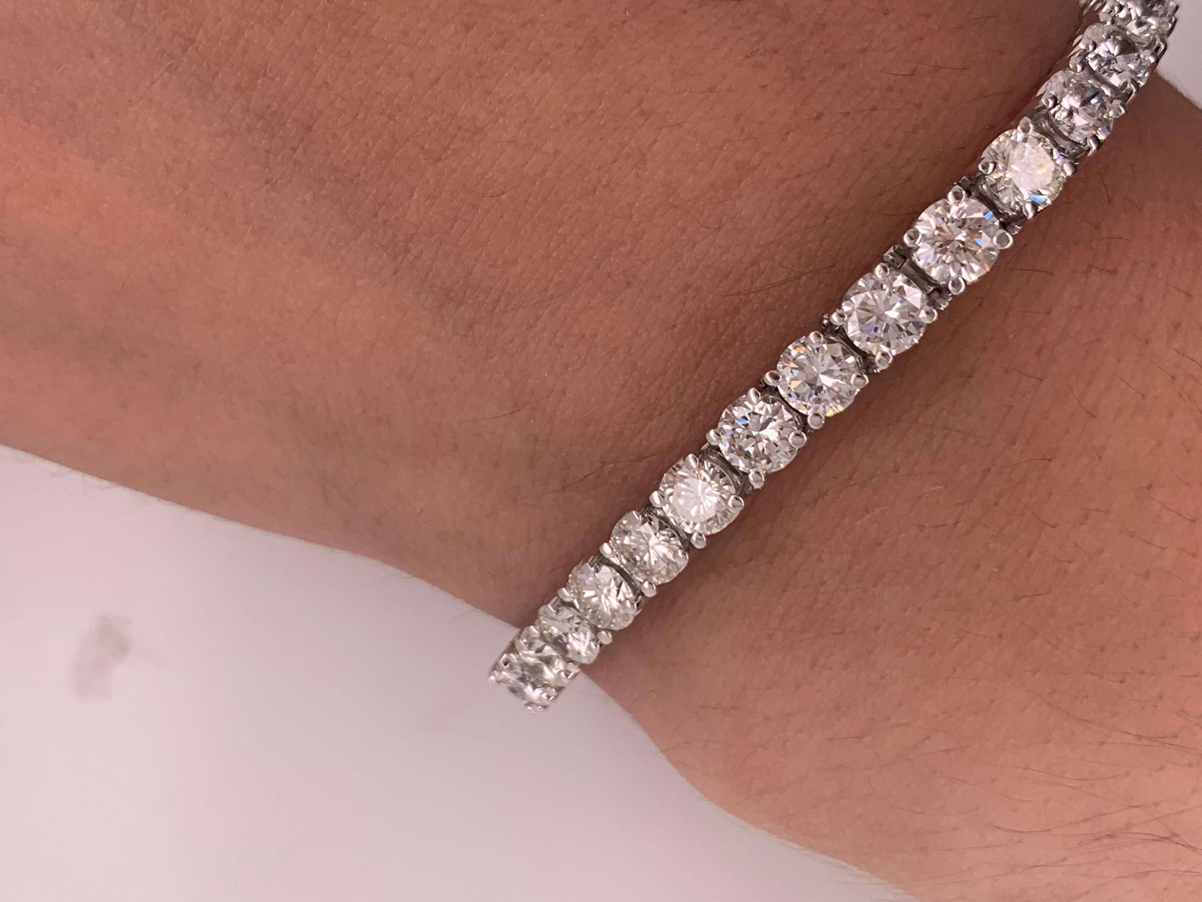 Important Certified 15.00 Carat Diamond Tennis Bracelet In New Condition In New York, NY