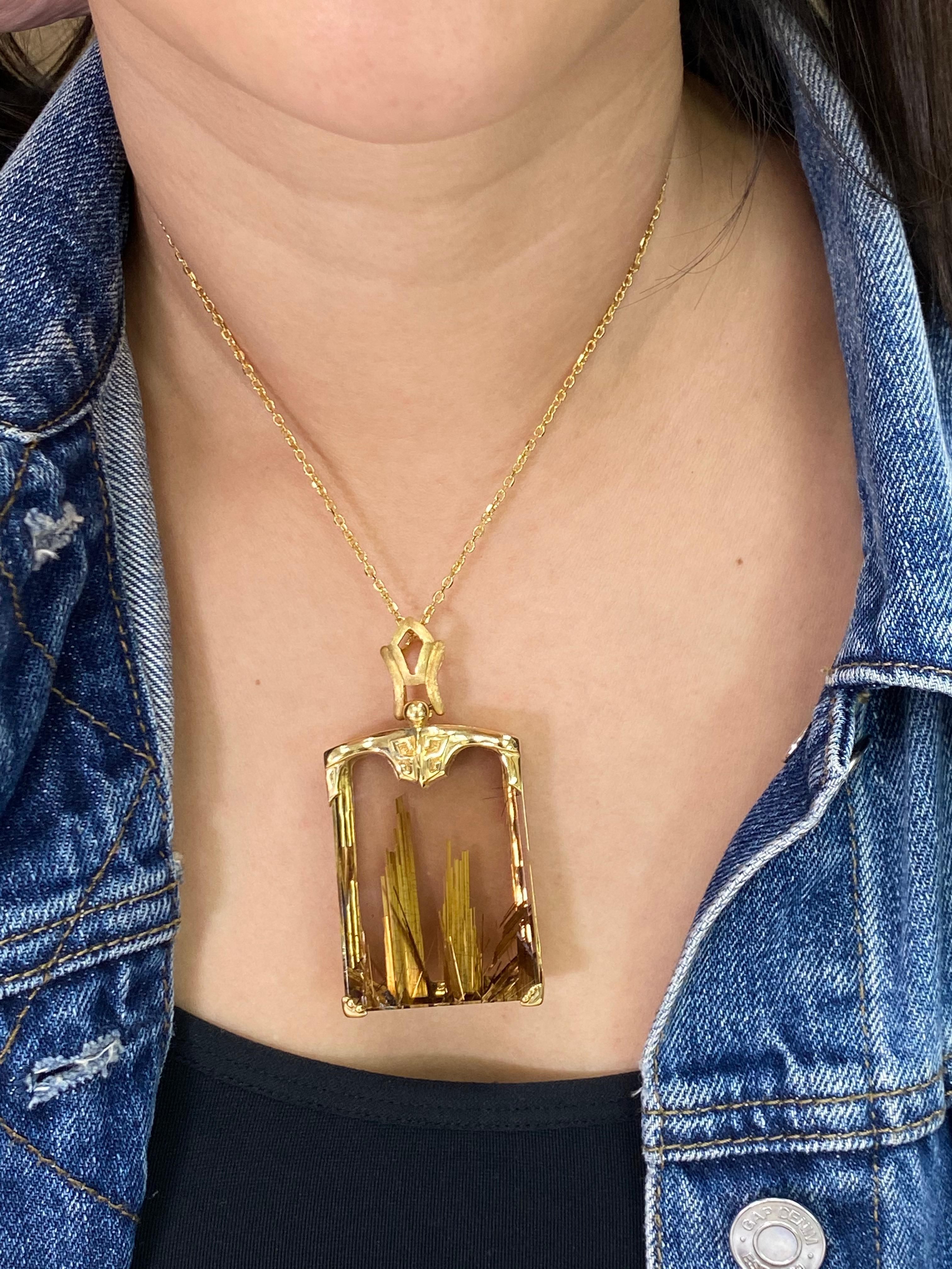 Vous pouvez porter ce collier à pendentifs et recevoir des compliments toute la journée ! Il s'agit d'une certification. Voici une pièce exquise et substantielle de Quartz naturel avec du rutile doré finement serti en bijou. Il est extrêmement