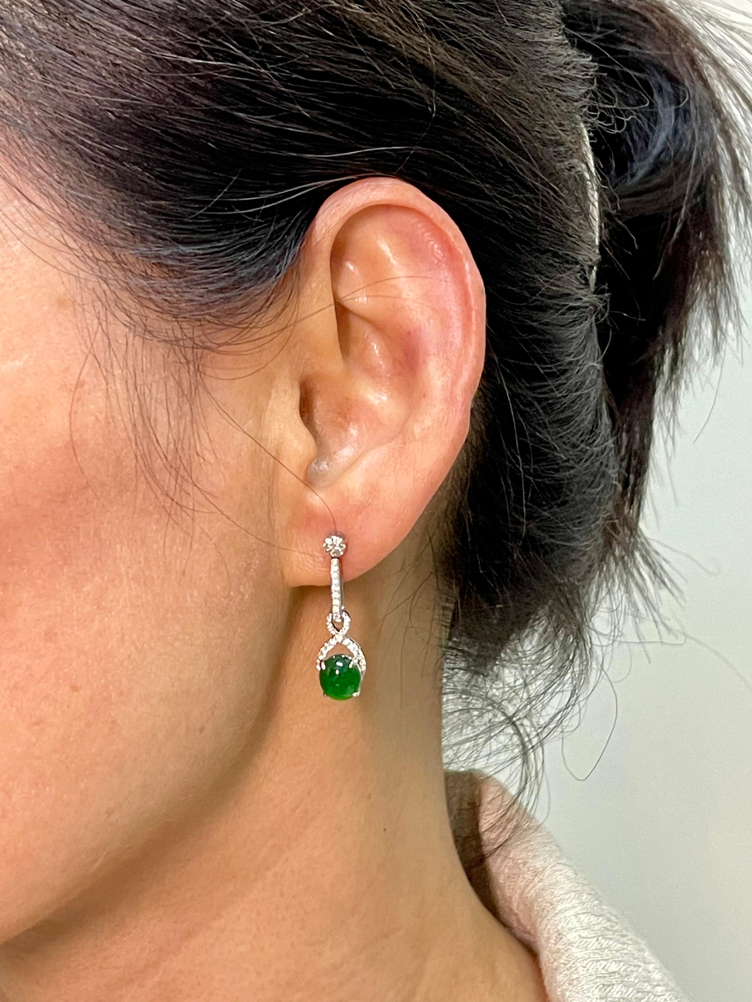 Echa un vistazo al vídeo en alta definición. Se trata de un par de pendientes muy especiales. Fabricado con los mejores cabujones de jade imperial. ¡BRILLAN! El jade de estos pendientes está certificado como jadeíta natural por 2 laboratorios. Los