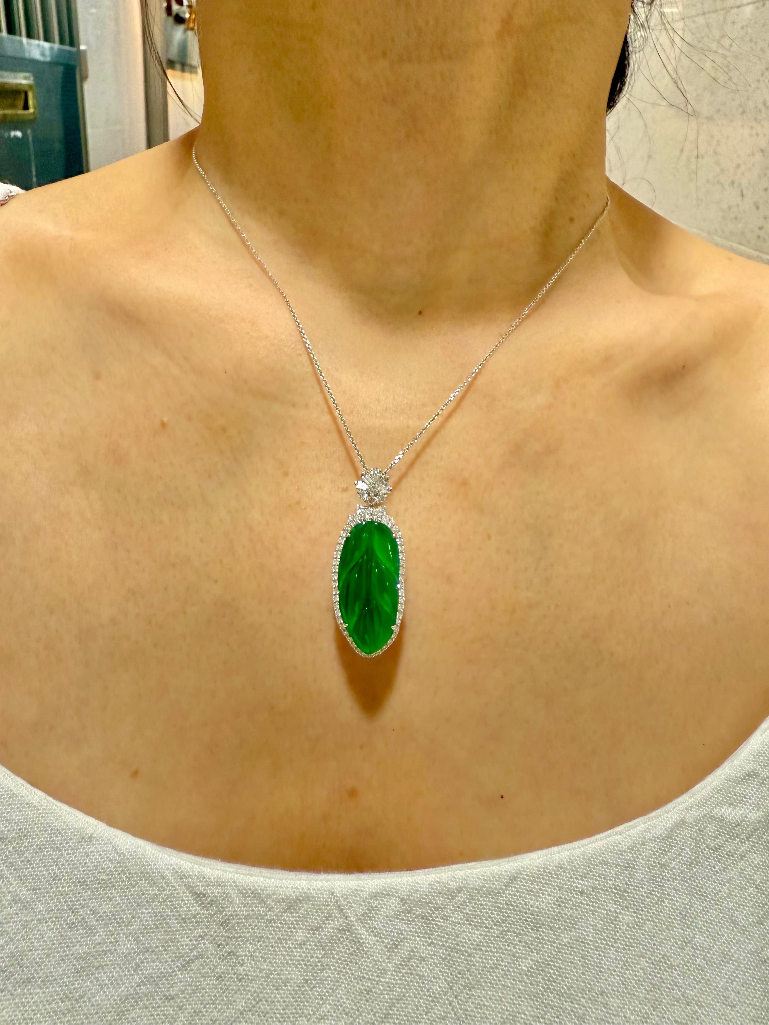 Bitte sehen Sie sich das HD-Video an! Dies ist kaiserliche grüne Jade. Zwei Labors haben bestätigt, dass es sich um natürliche Jadeit-Jade handelt. Der Anhänger ist in 18 Karat Weißgold gefasst. Es gibt eine geschnitzte kaiserliche grüne Jade Blatt