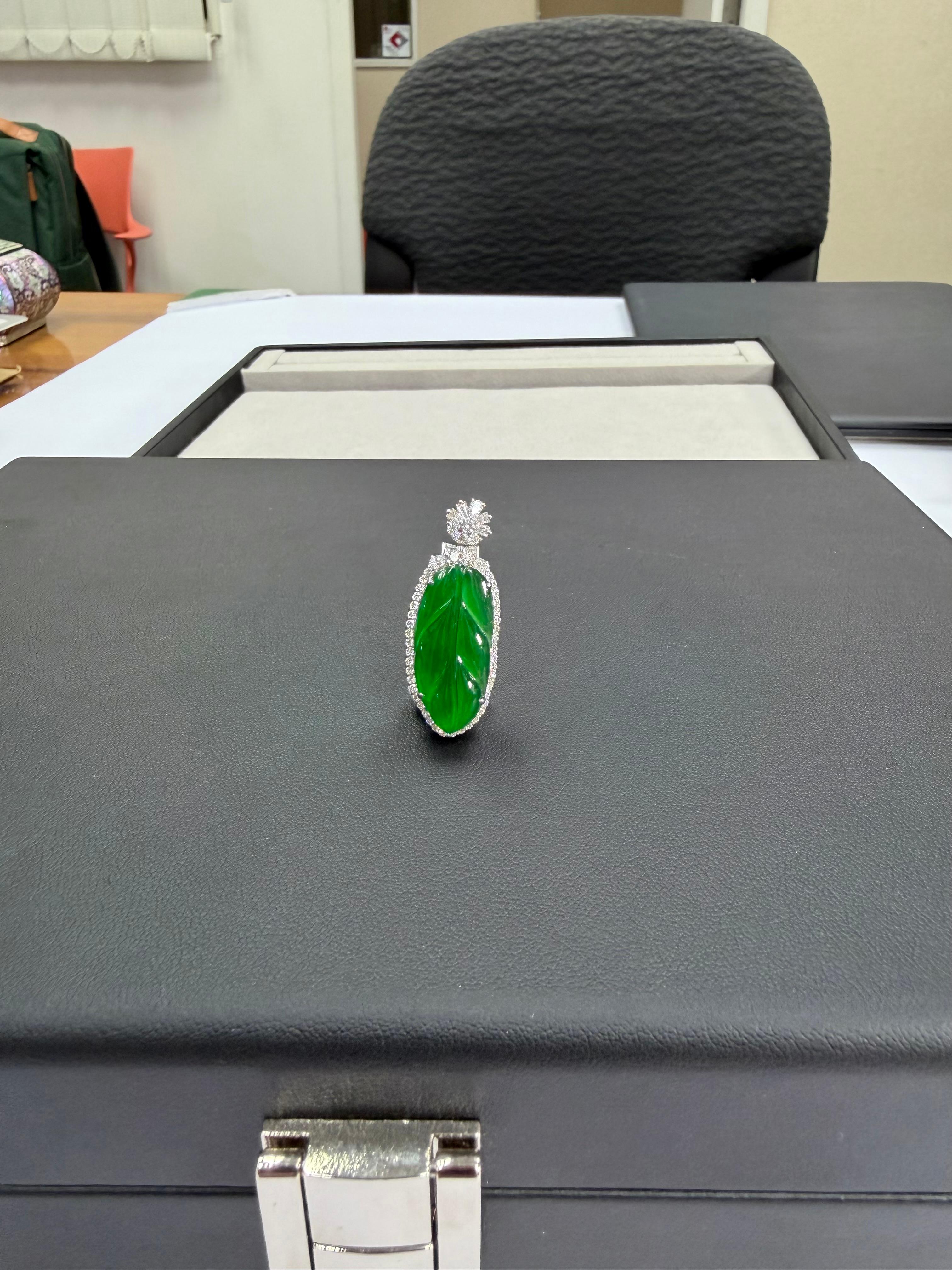 Halskette mit Anhänger, zertifizierter kaiserlicher Jadeit Jade & Diamant, Icy Jade im Angebot 1