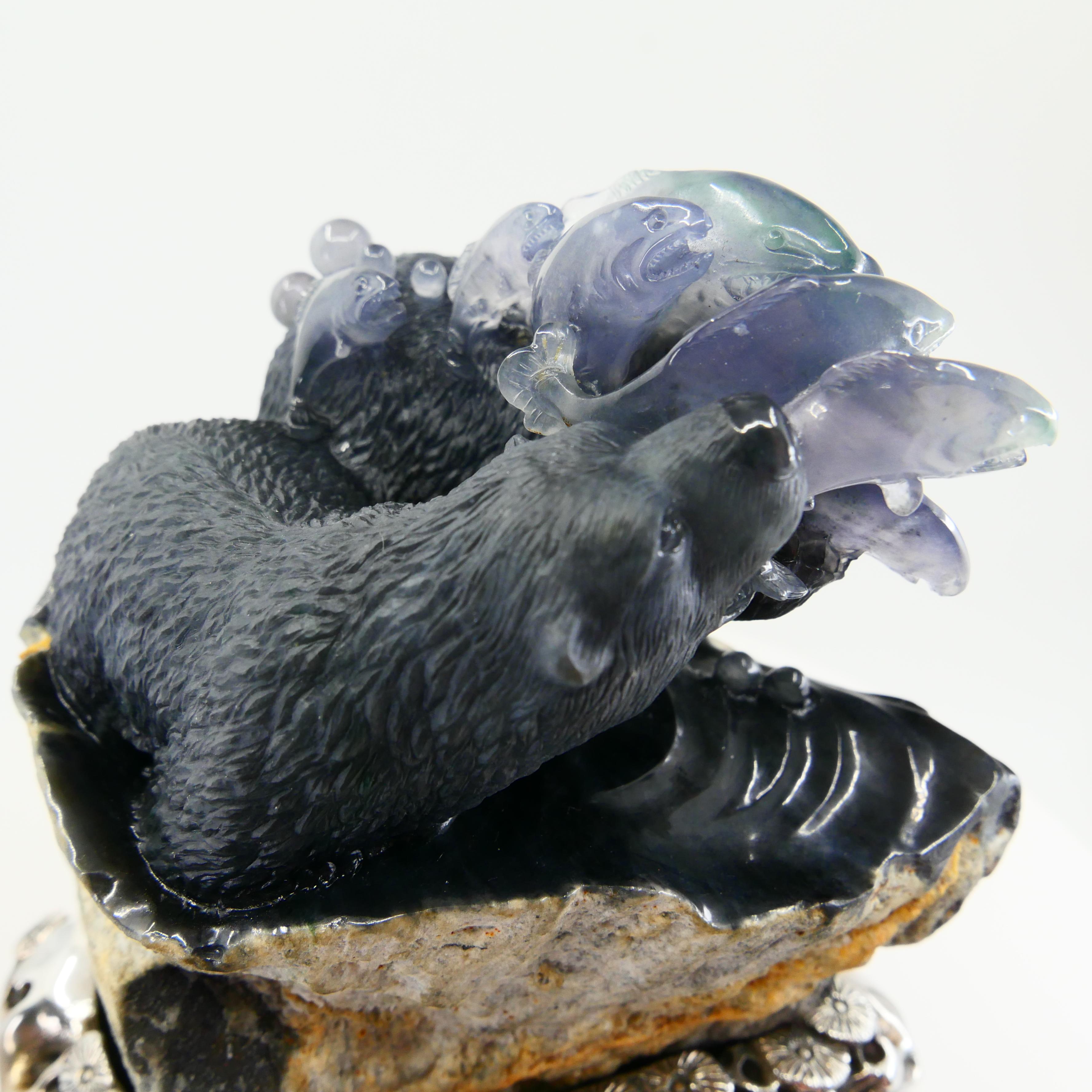 Importante décoration en jade glacé naturel certifié, ours noirs attrapant le saumon Unisexe en vente