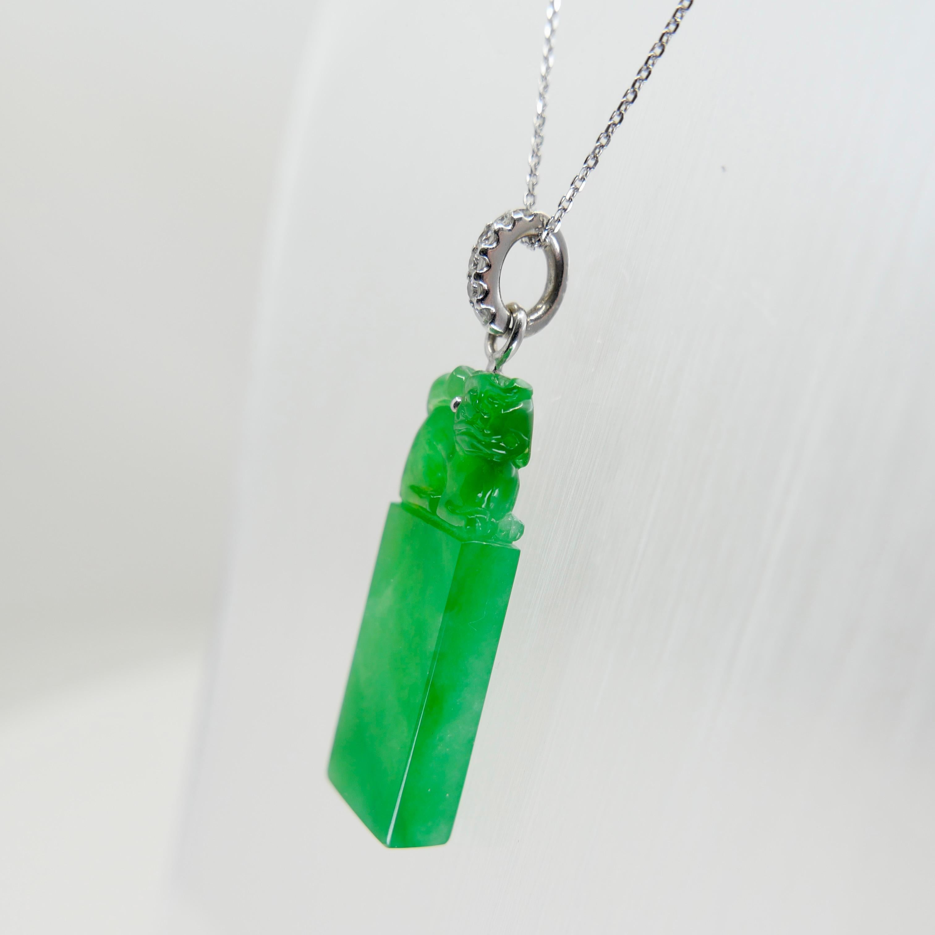 Taglio grezzo Importante ciondolo di giada naturale certificata con diamante a goccia, colore verde imperiale in vendita