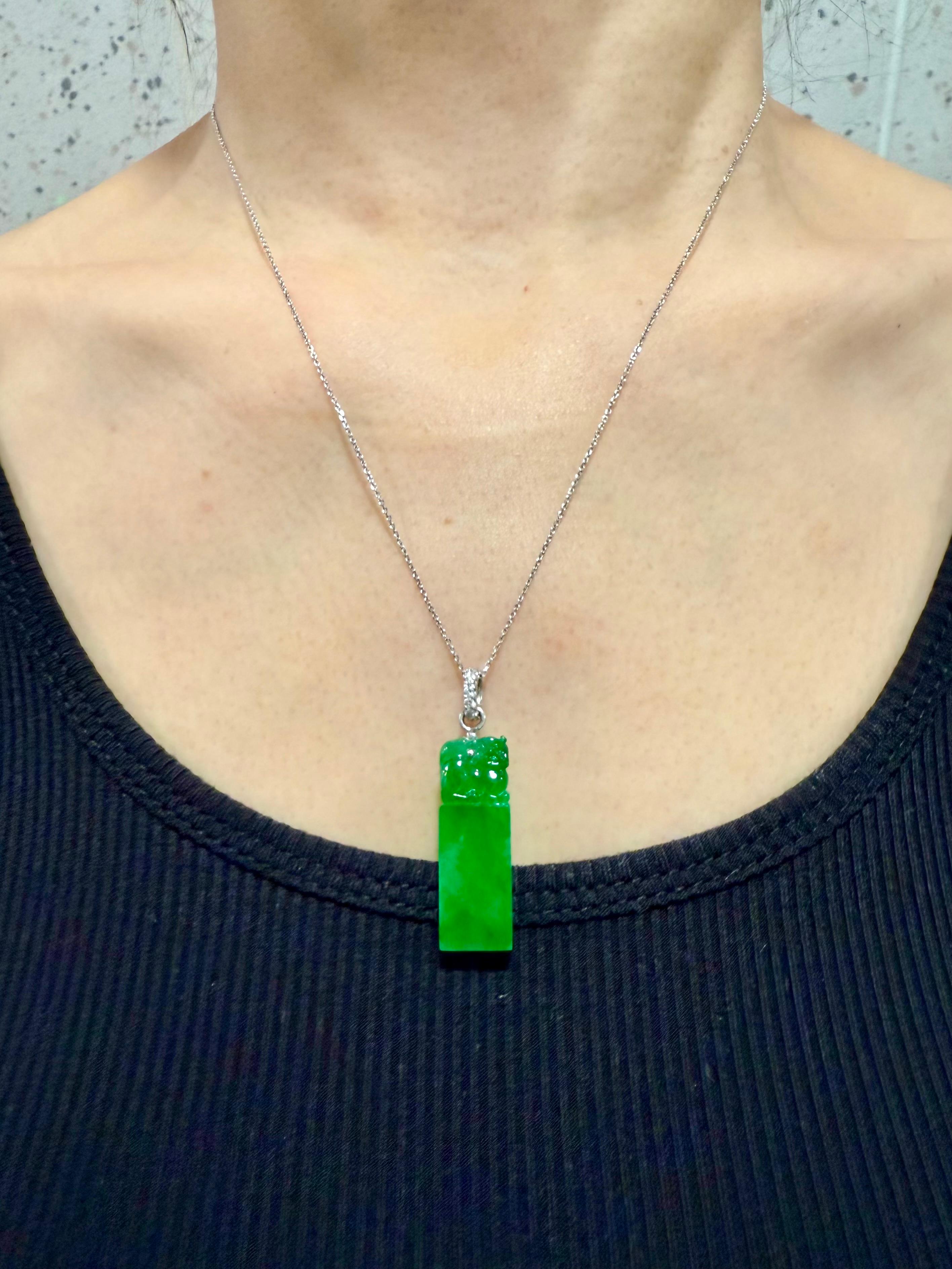 Importante ciondolo di giada naturale certificata con diamante a goccia, colore verde imperiale in vendita 1