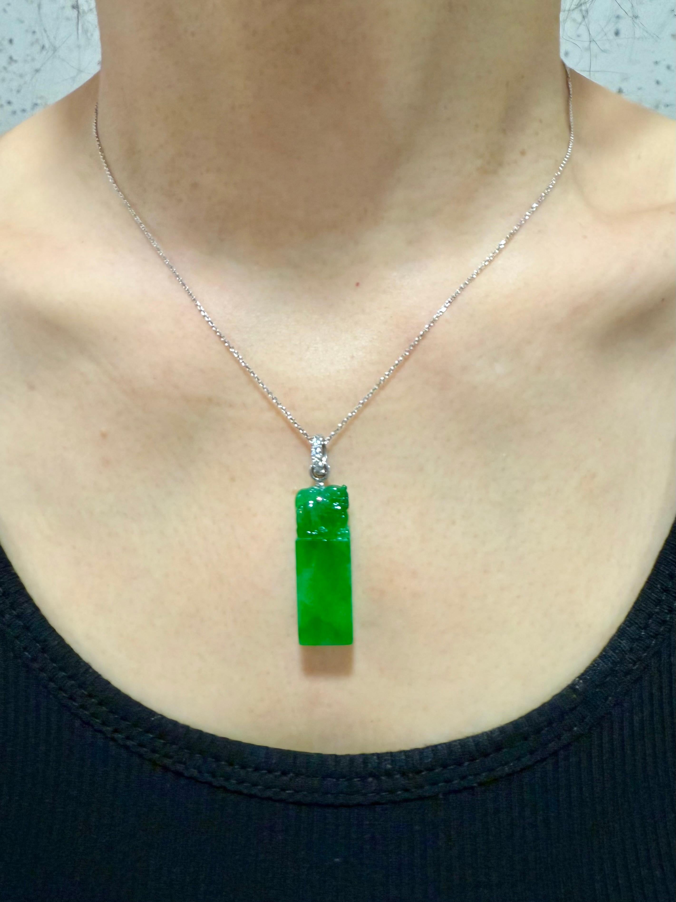 Il meglio del meglio per la prossima generazione. Ecco una rara giada verde imperiale con un'eccellente trasparenza e una collana con pendente di diamanti. È certificato da 2 laboratori. Il pendente è incastonato in oro bianco 18 carati e diamanti.