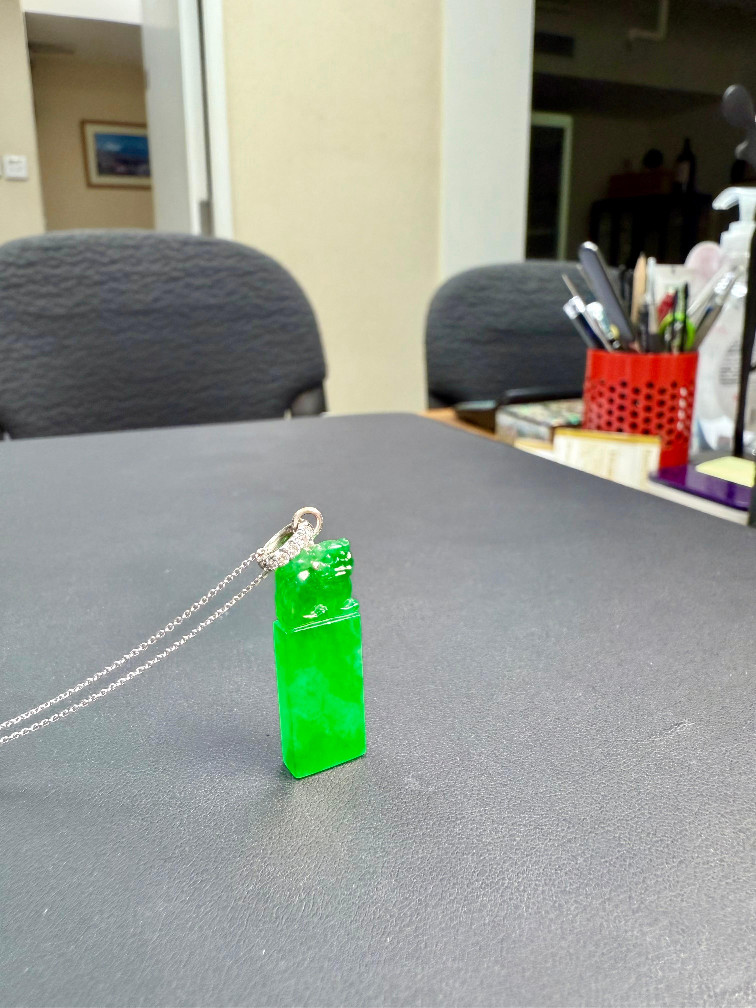 Importante ciondolo di giada naturale certificata con diamante a goccia, colore verde imperiale in vendita 5
