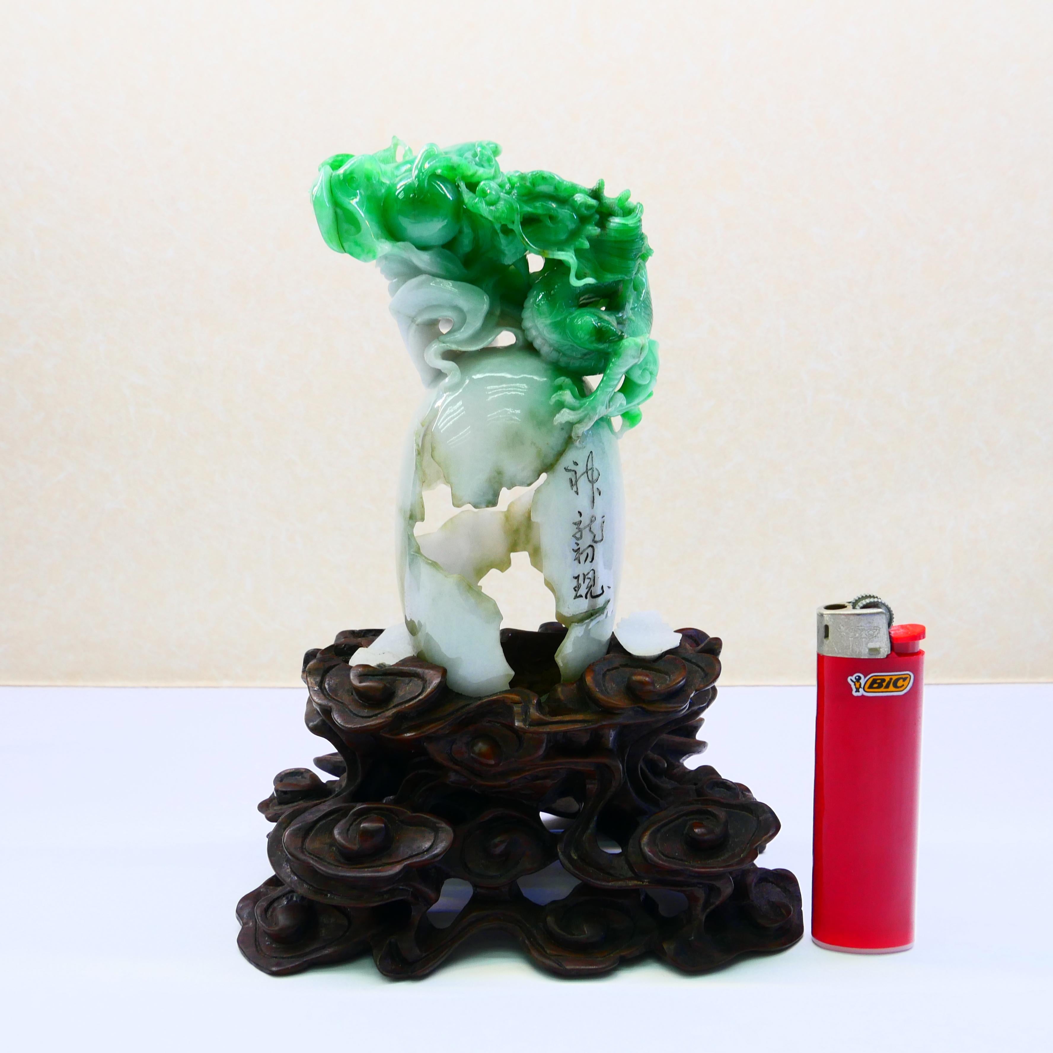 Aus unserer umfangreichen Jade-Kollektion ist hier ein weiteres Exemplar, das zu einer wichtigen Sammlung hinzugefügt werden kann. Dieses Stück wurde vor mindestens 50 Jahren geschnitzt! Dieses Jadestück ist ein zertifiziertes Naturprodukt ohne