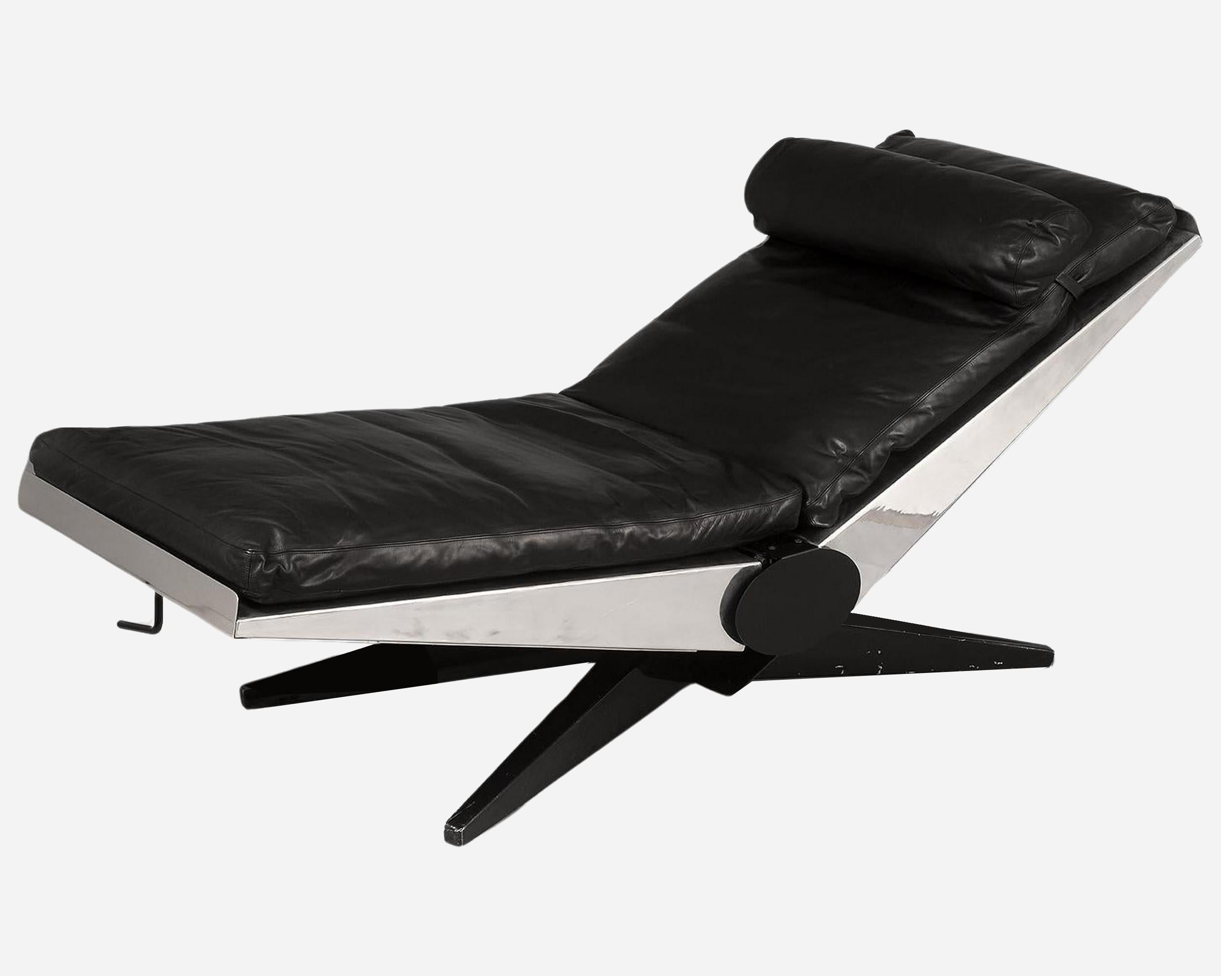 Rare chaise longue with a rack-and-pinion mechanism for folding or extending the chair.
Made of polished aluminum and black-lacquered iron. The cushions and headrest are covered in black leather.
Total lenght: 182 cm (71.6 inches)

