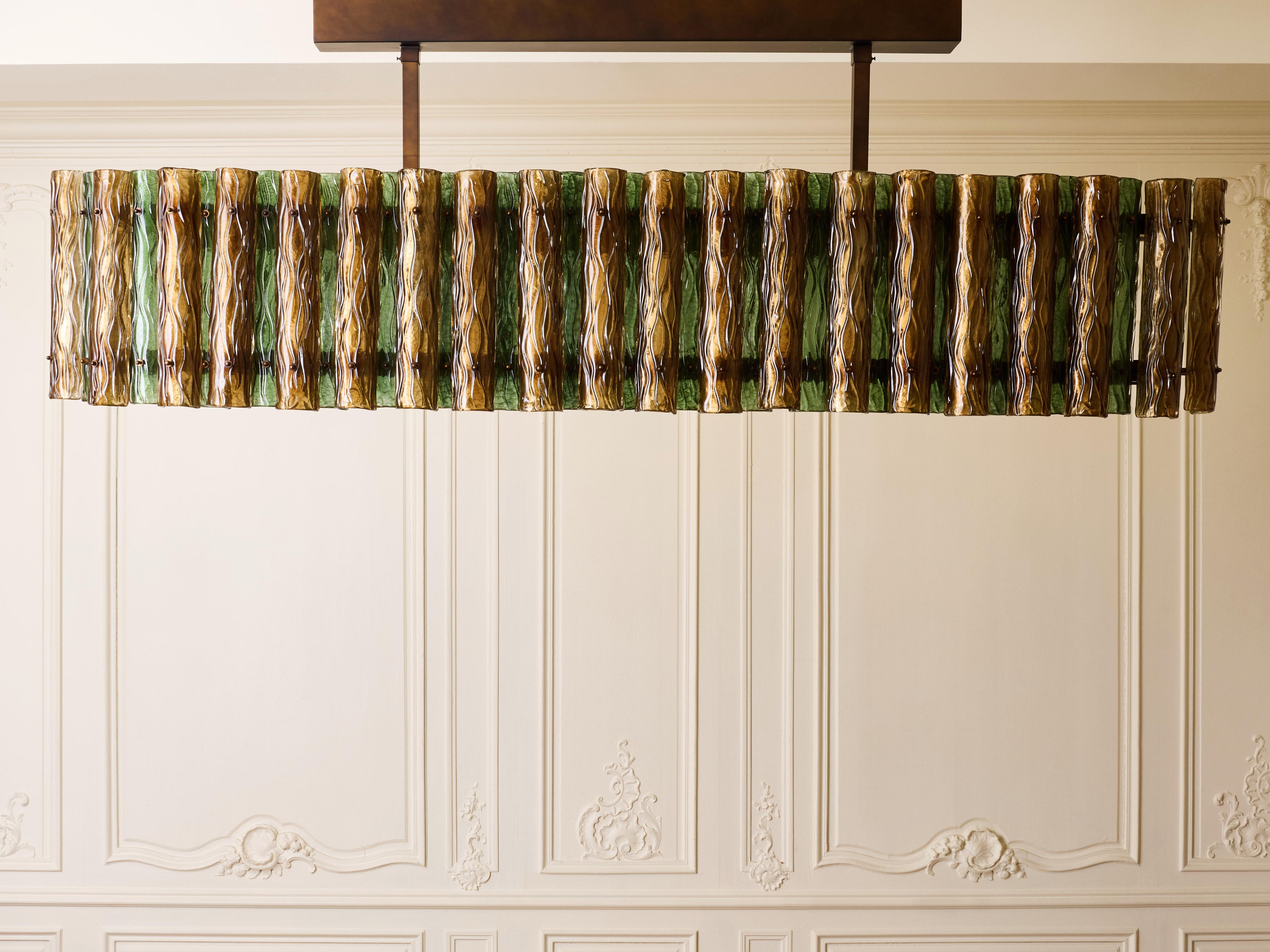 Post-Modern Important chandelier in patinated brass and Murano glass For Sale