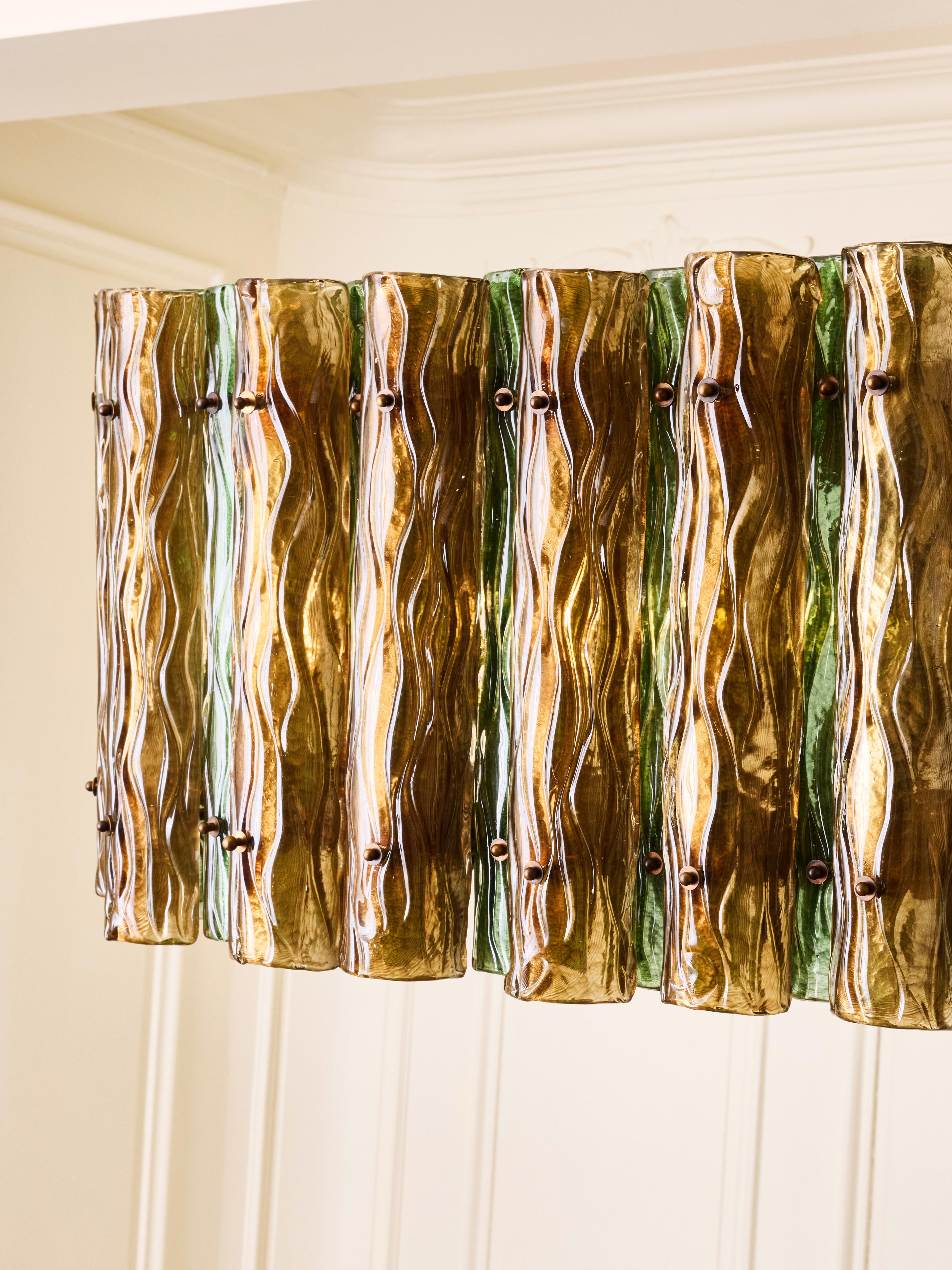 Italian Important chandelier in patinated brass and Murano glass For Sale