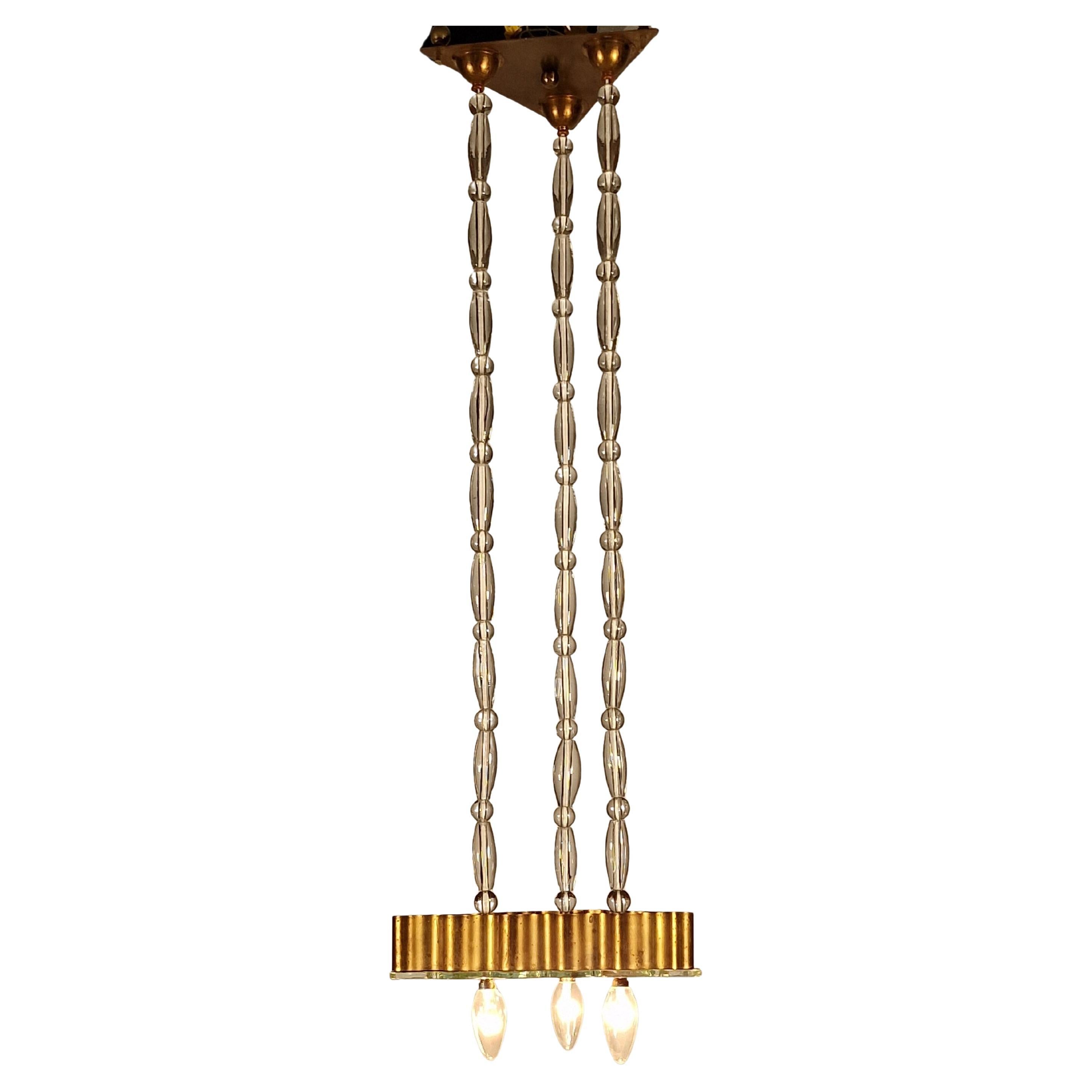 Importante lampada a sospensione, realizzata nel periodo Jugendstil in Austria, nello stile della Wiener Werkstätte, forse attribuibile ad Adolf Loos.

La lampada a sospensione ha un design eccezionale. Tre cavi corrono lungo una piastra metallica
