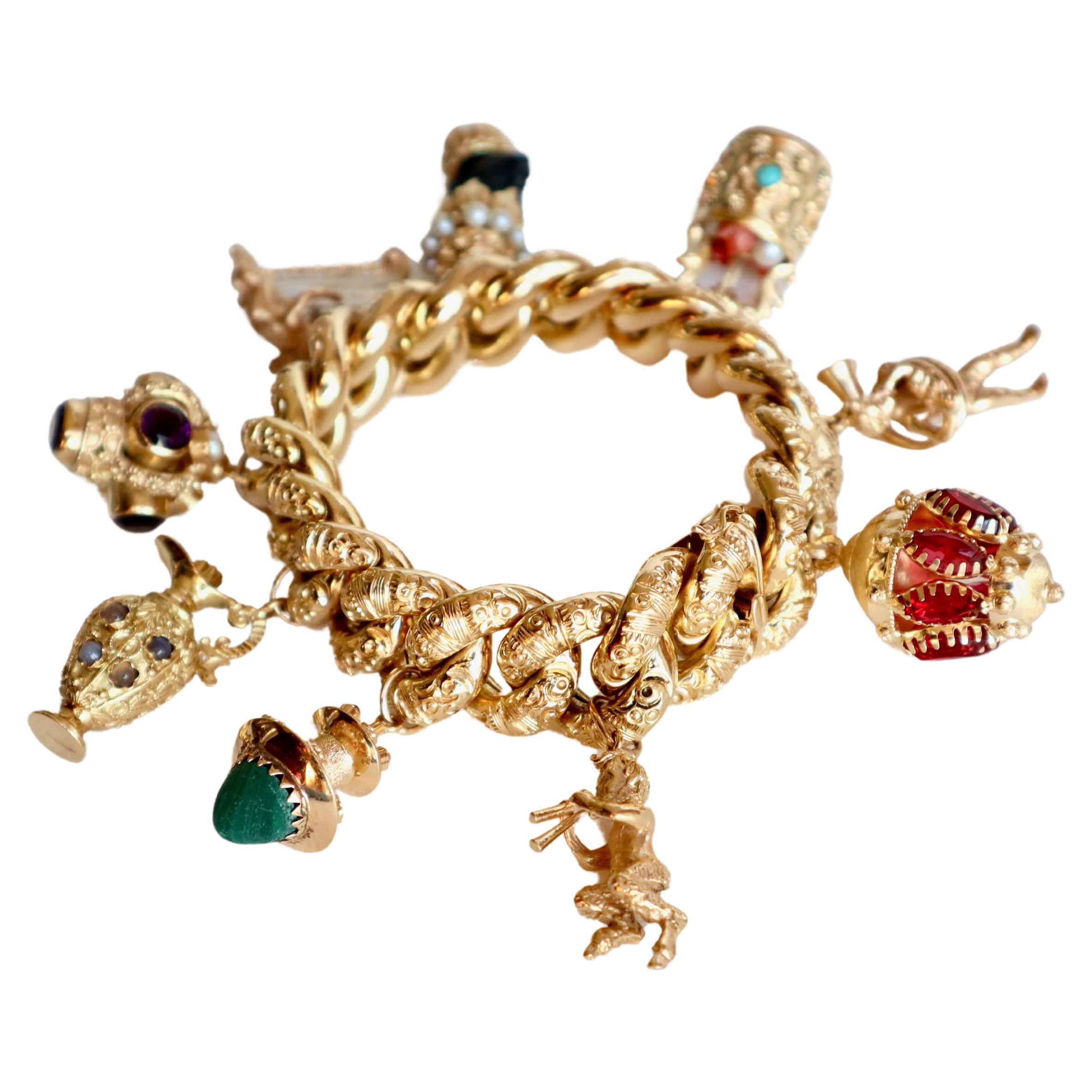 Important bracelet à breloques en or jaune 18 carats, améthystes, perles, corail et pierres fines
