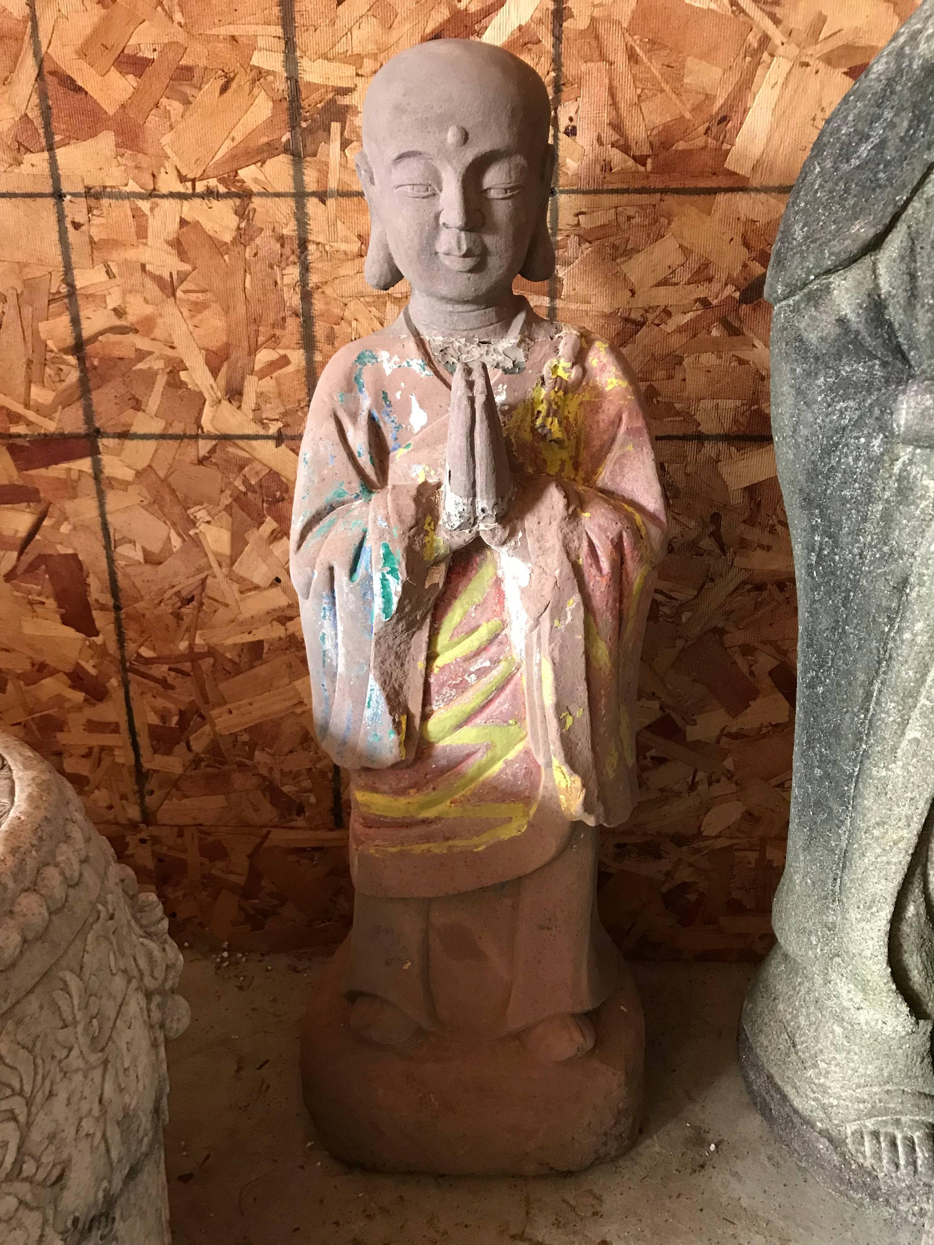 Chine, une authentique figure antique de temple en pierre calcaire, sculptée et peinte à la main, représentant le vénérable lohan, Kasyapa.

Cette magnifique sculpture bouddhiste apportera sérénité et style intemporel à votre maison, votre bureau,
