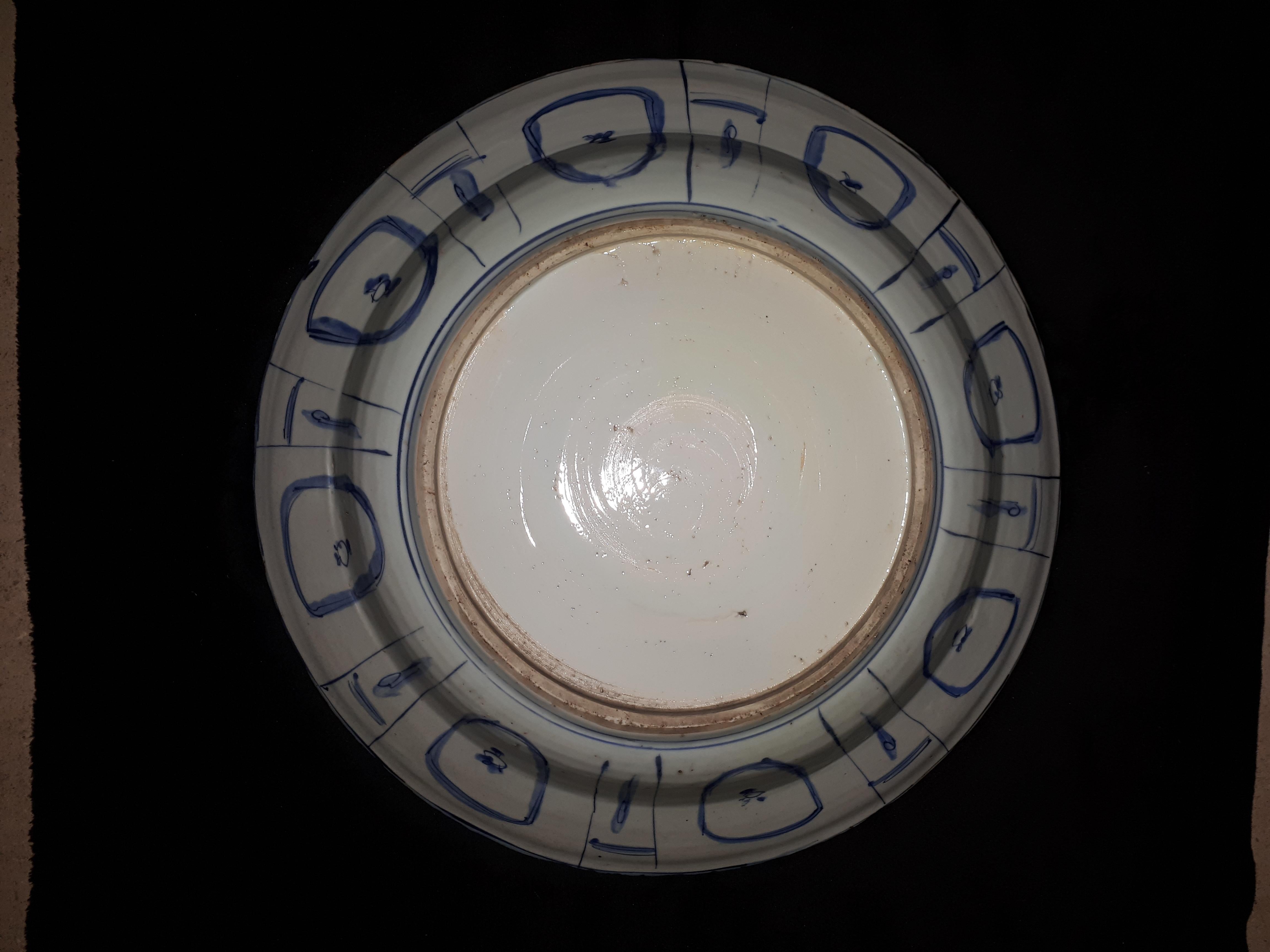 Important Chinese Blue And White Dish, China Wanli Period For Sale 4