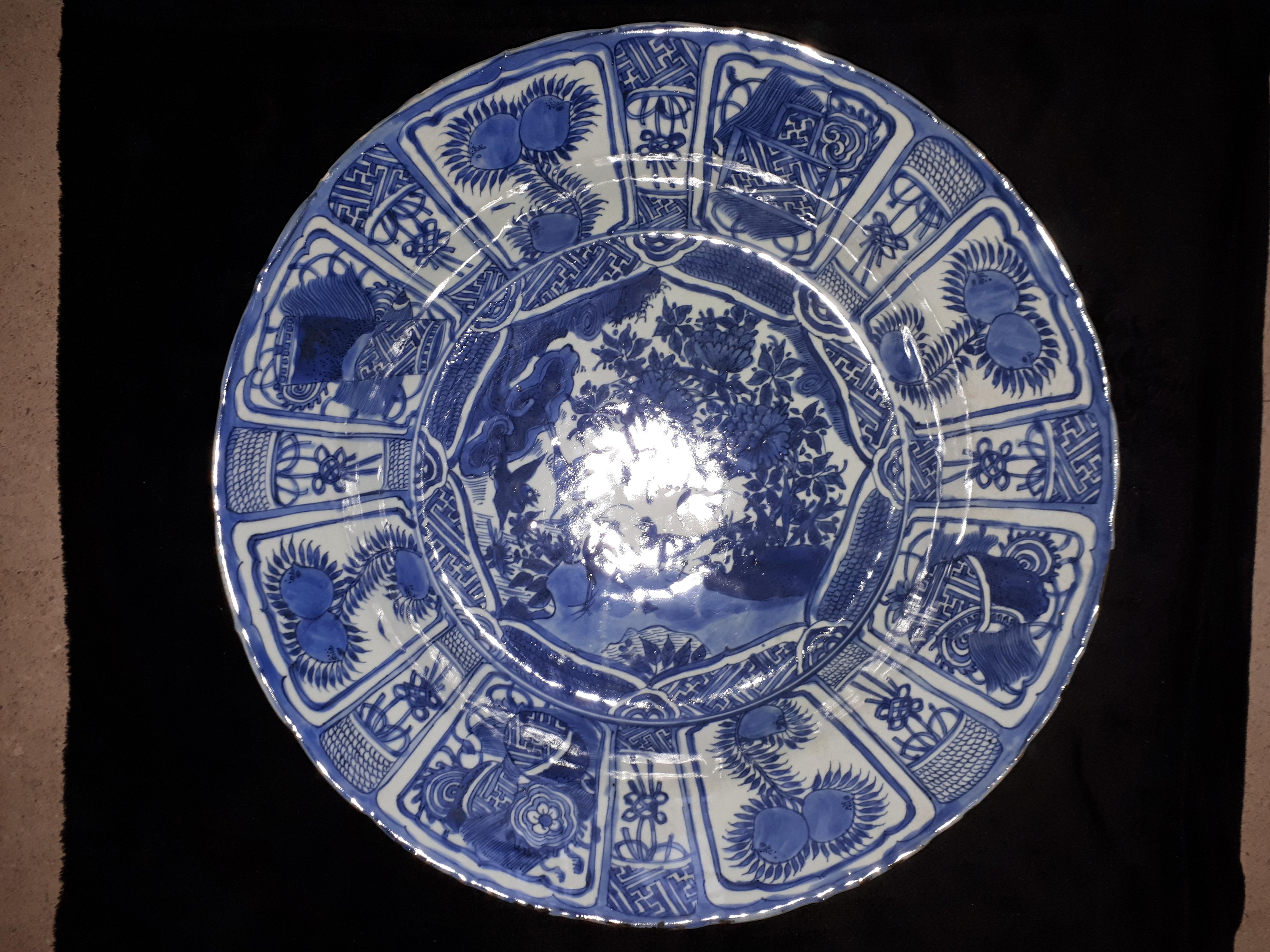 Slightly lobed dish in eight braces with flared rim with underglaze blue decoration of birds in a garden.
Usual frittings on the border and a fine hairline at 12 o'clock (invisible to the naked eye), otherwise superb state of conservation given its