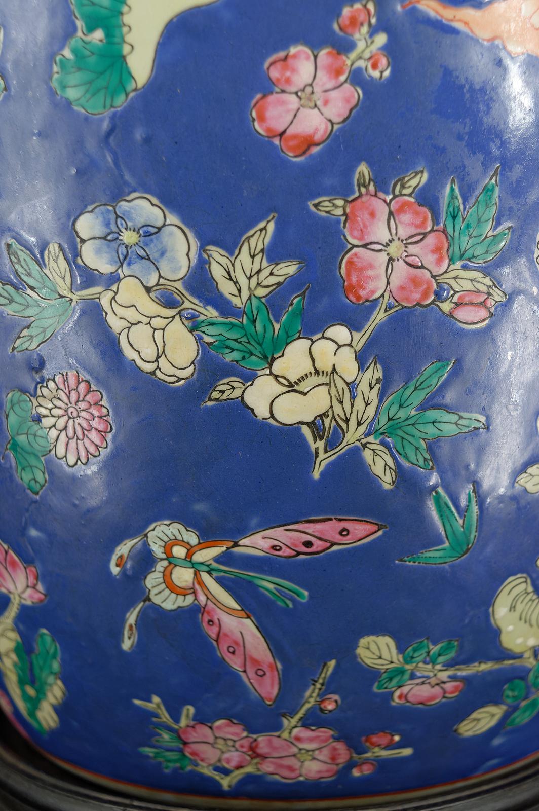 Importante lampe chinoise en céramique bleue avec papillons, Quing Thongzhi, Chine 1865 en vente 1