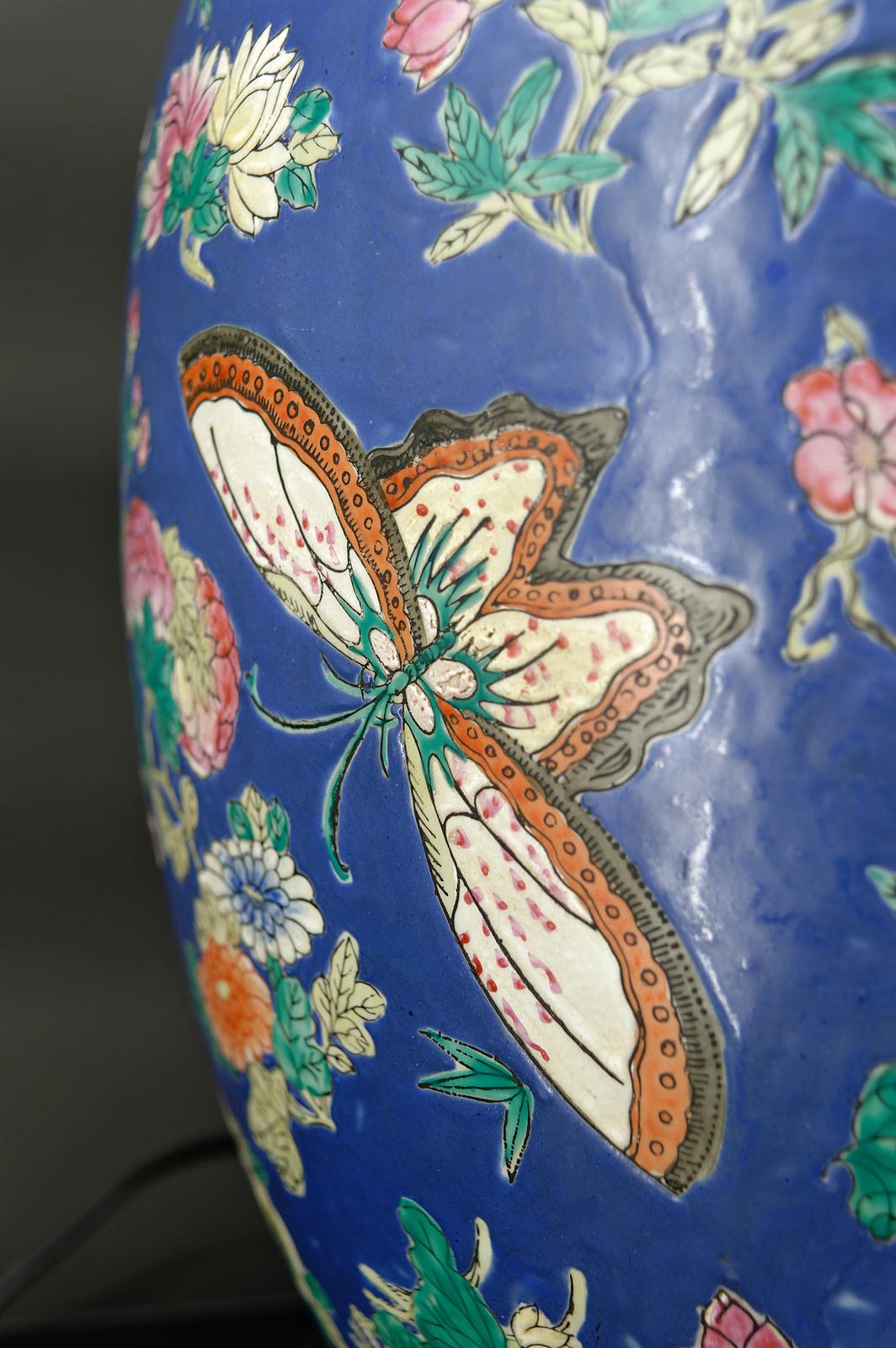 Importante lampe chinoise en céramique bleue avec papillons, Quing Thongzhi, Chine 1865 en vente 2