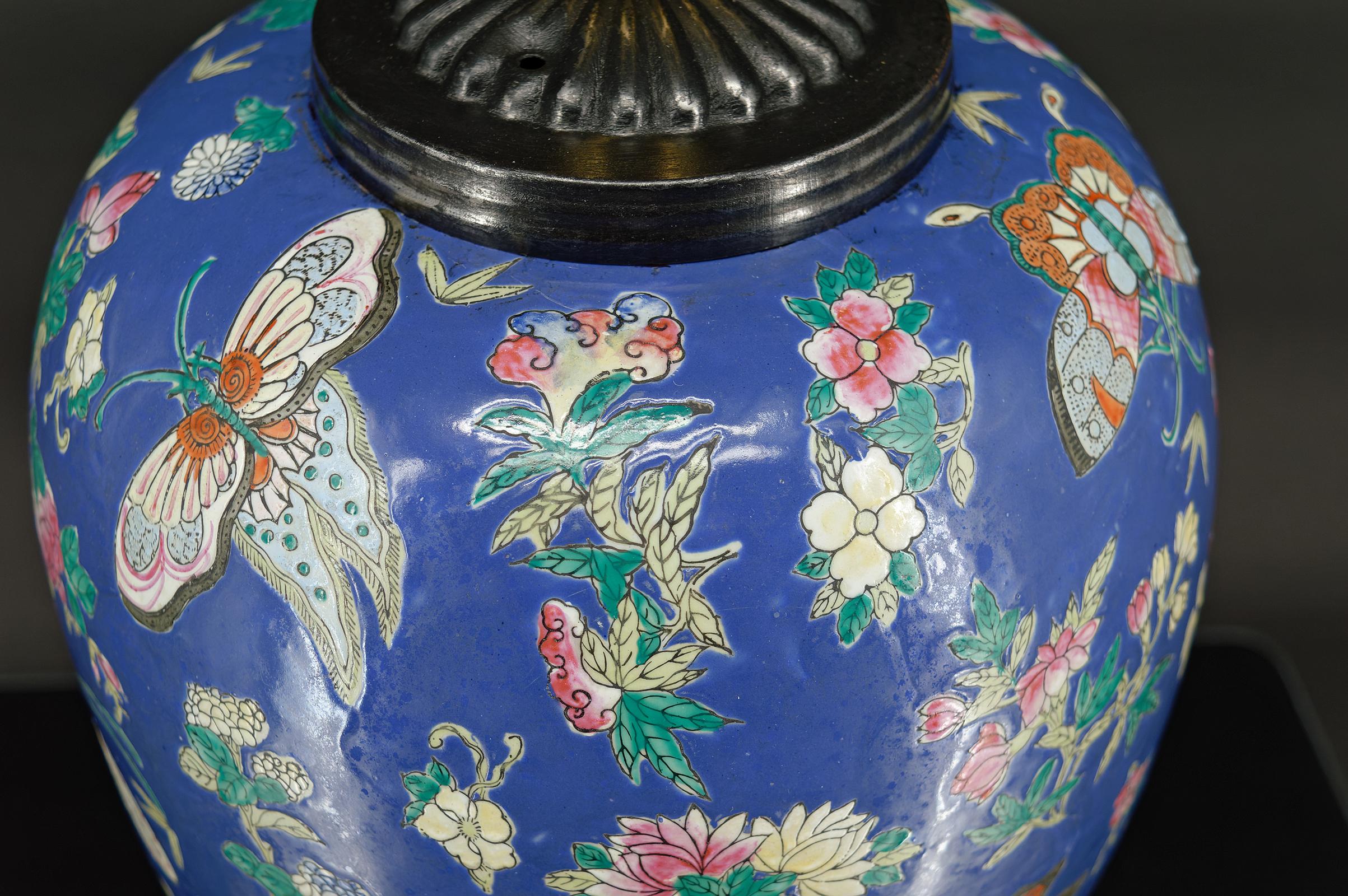 Importante lampe chinoise en céramique bleue avec papillons, Quing Thongzhi, Chine 1865 en vente 3