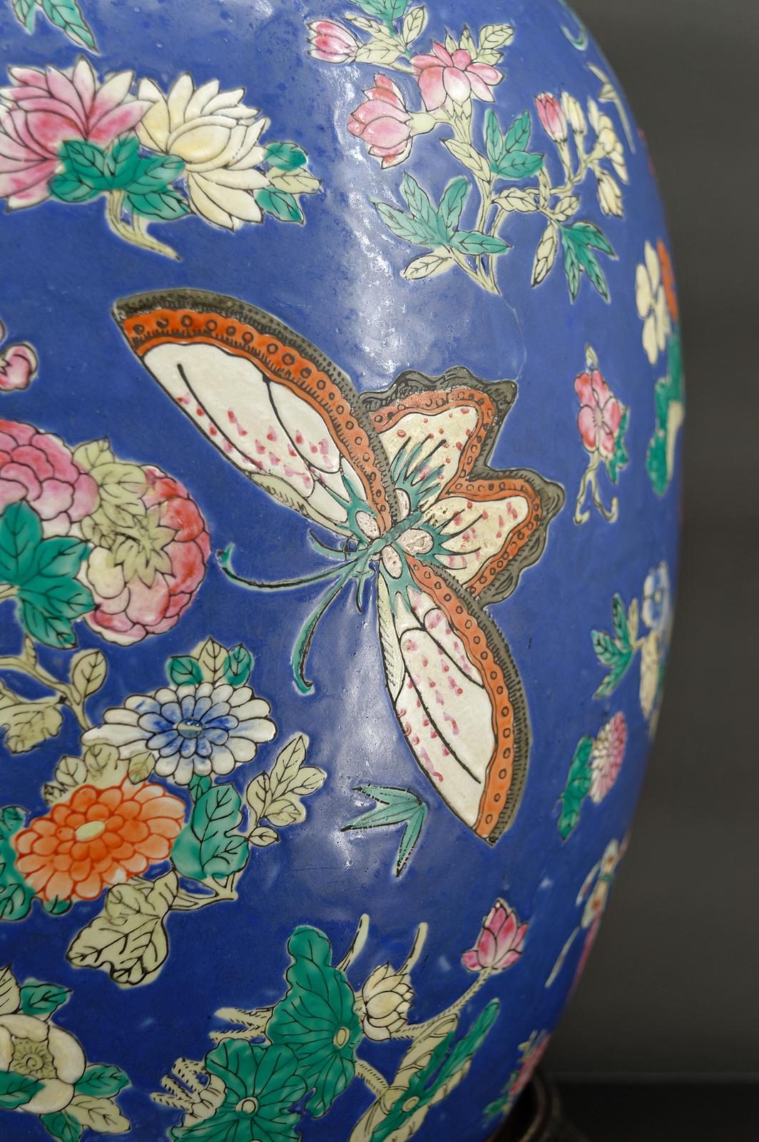 Importante lampe chinoise en céramique bleue avec papillons, Quing Thongzhi, Chine 1865 en vente 4