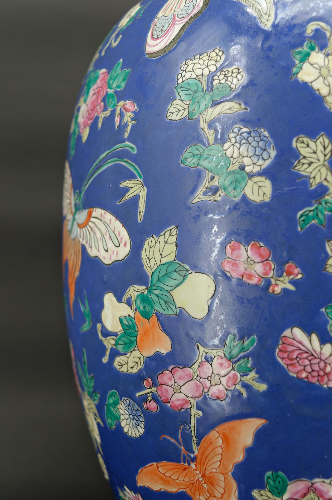 Importante lampe chinoise en céramique bleue avec papillons, Quing Thongzhi, Chine 1865 en vente 5