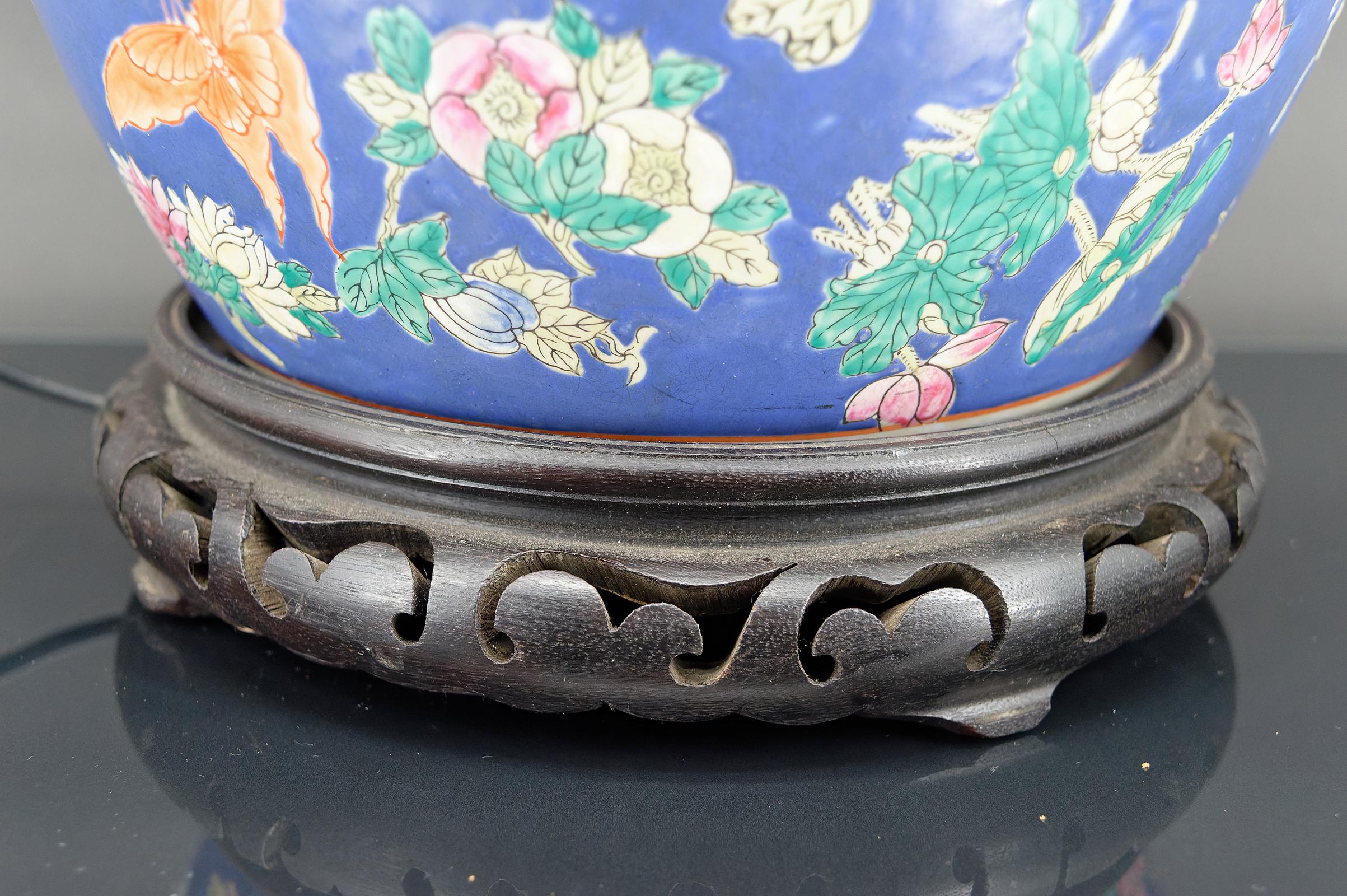 Importante lampe chinoise en céramique bleue avec papillons, Quing Thongzhi, Chine 1865 en vente 6