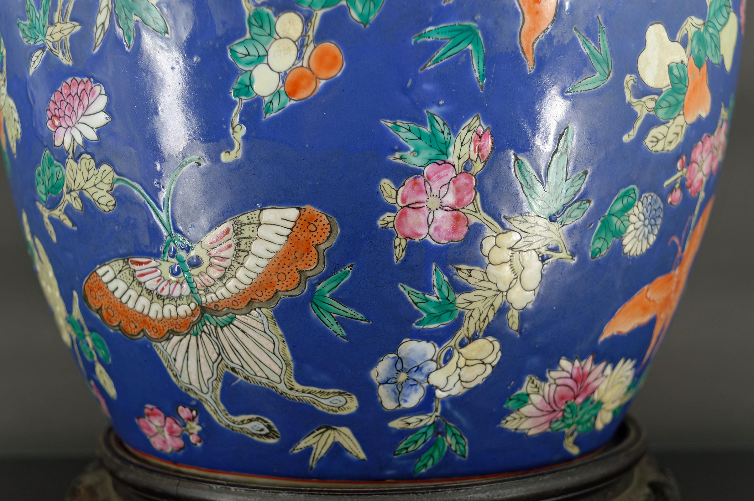 Importante lampe chinoise en céramique bleue avec papillons, Quing Thongzhi, Chine 1865 en vente 7