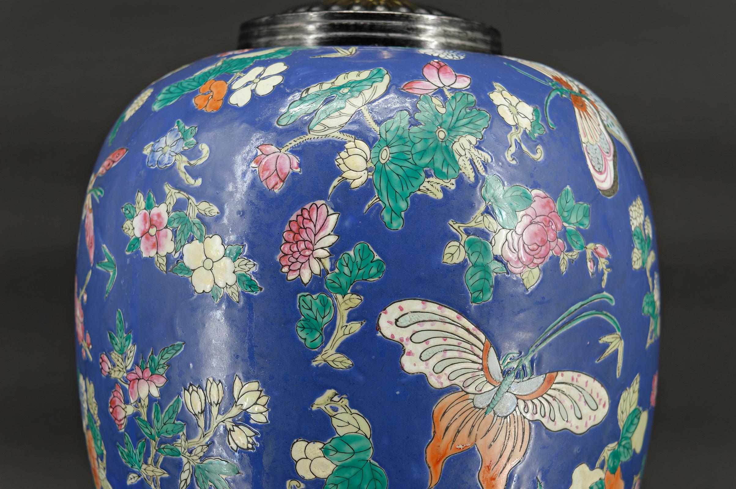Importante lampe chinoise en céramique bleue avec papillons, Quing Thongzhi, Chine 1865 en vente 8