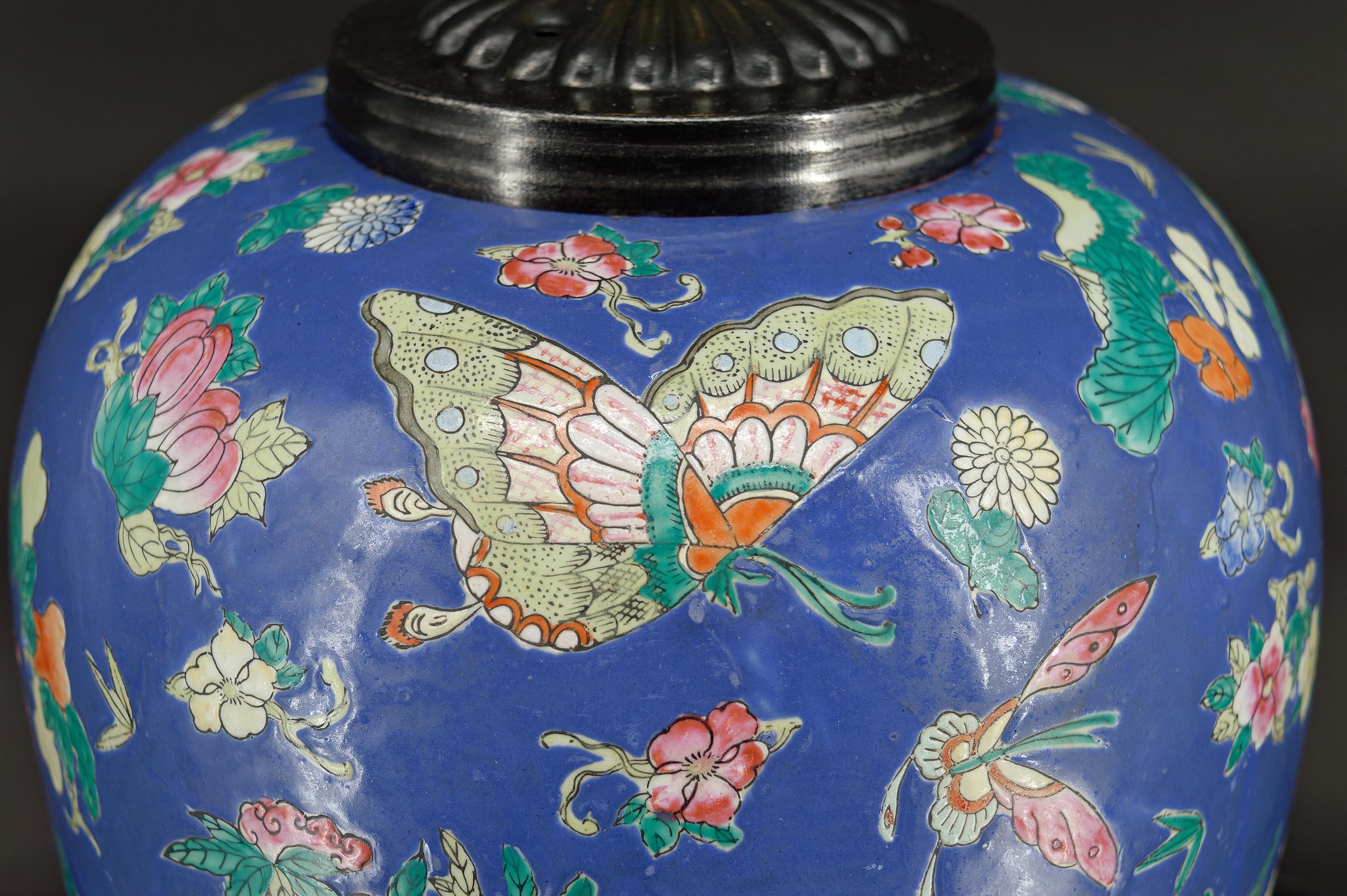 Importante lampe chinoise en céramique bleue avec papillons, Quing Thongzhi, Chine 1865 en vente 9