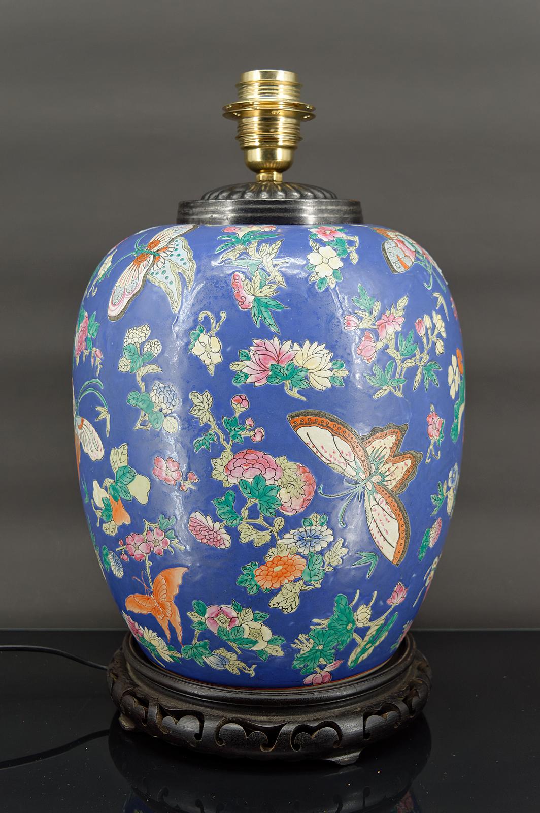 Important Chinese lamp in blue ceramic decorated with butterflies and flowers.
China.
QING dynasty, Tongzhi era, 1861-1875

Blackened wooden base
In excellent condition, electricity OK.

Dimensions:
height 44 cm
diameter 25 cm