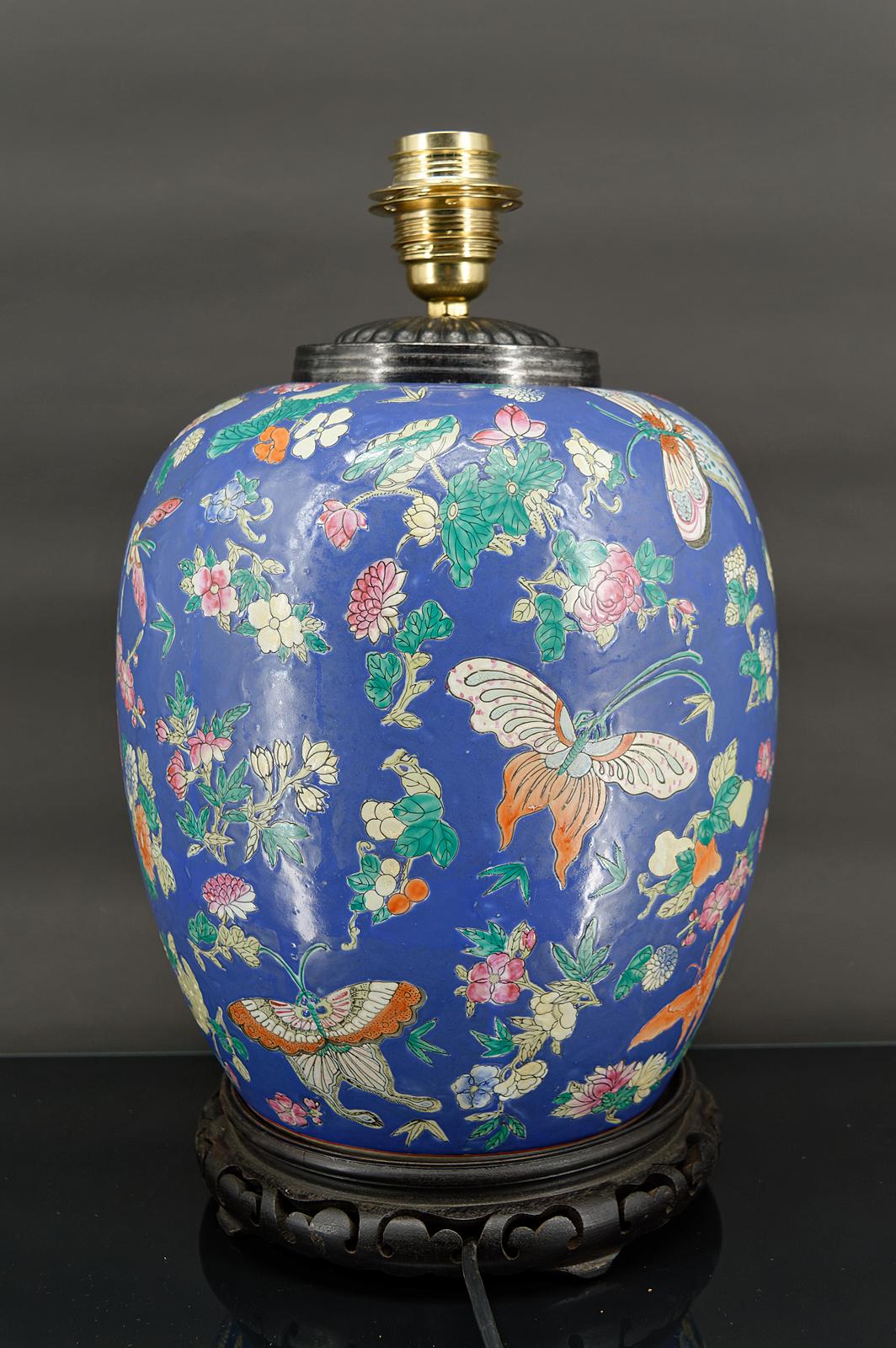 Important Chinese blue ceramic lamp with butterflies, Quing Thongzhi, China 1865 In Excellent Condition For Sale In VÉZELAY, FR