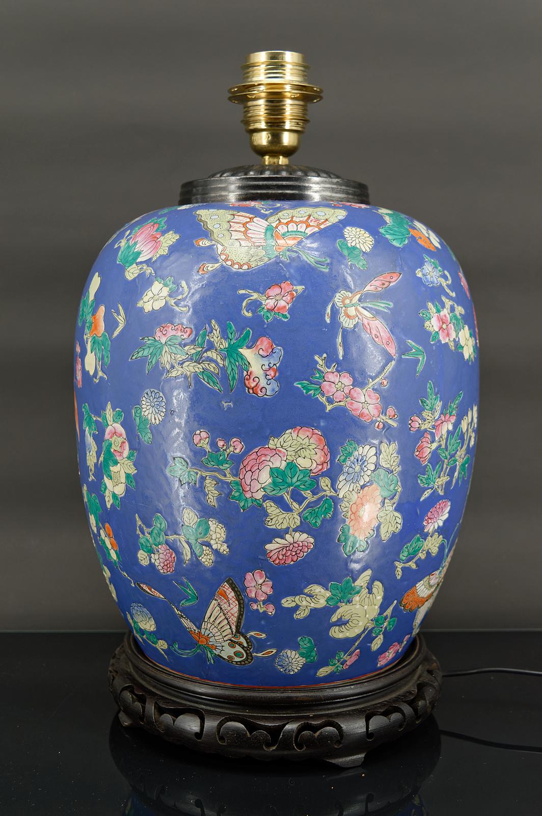 Exportation chinoise Importante lampe chinoise en céramique bleue avec papillons, Quing Thongzhi, Chine 1865 en vente