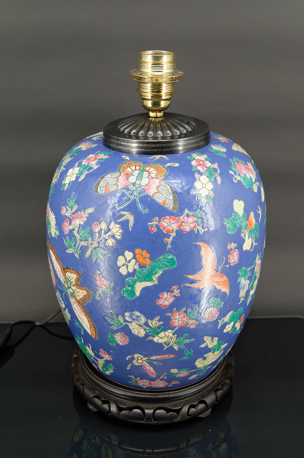 Chinois Importante lampe chinoise en céramique bleue avec papillons, Quing Thongzhi, Chine 1865 en vente