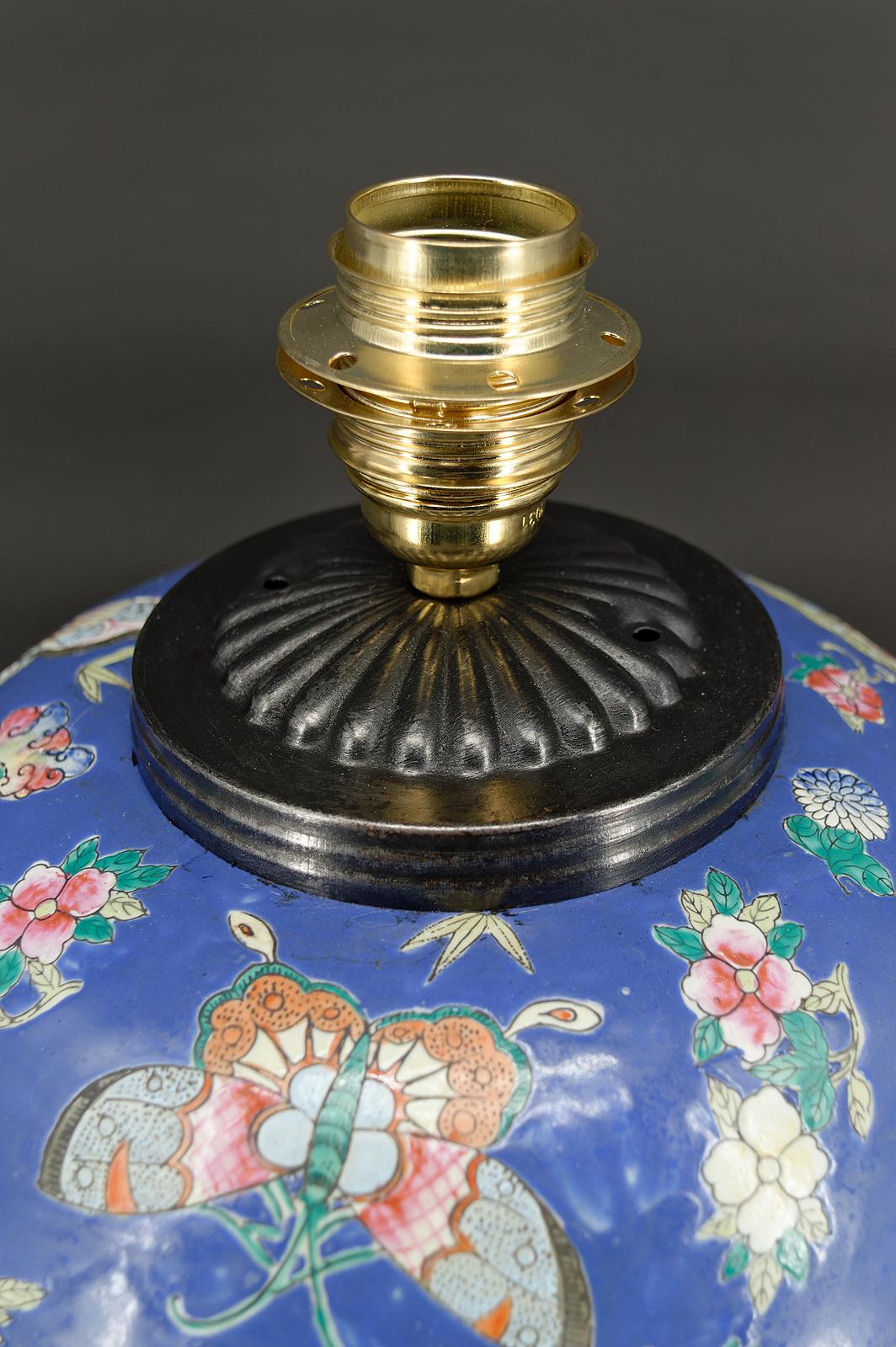 Importante lampe chinoise en céramique bleue avec papillons, Quing Thongzhi, Chine 1865 Excellent état - En vente à VÉZELAY, FR