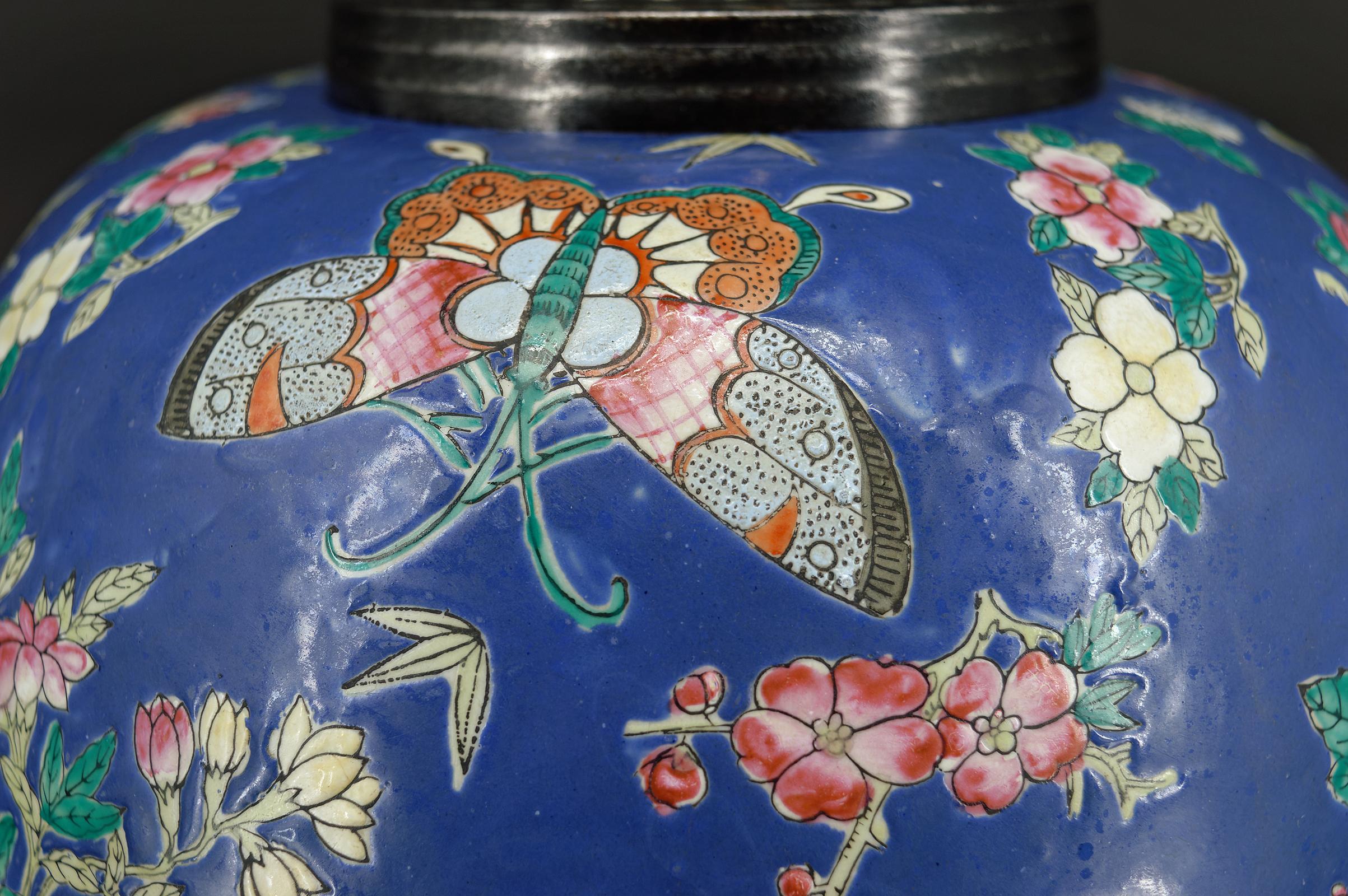 Milieu du XIXe siècle Importante lampe chinoise en céramique bleue avec papillons, Quing Thongzhi, Chine 1865 en vente