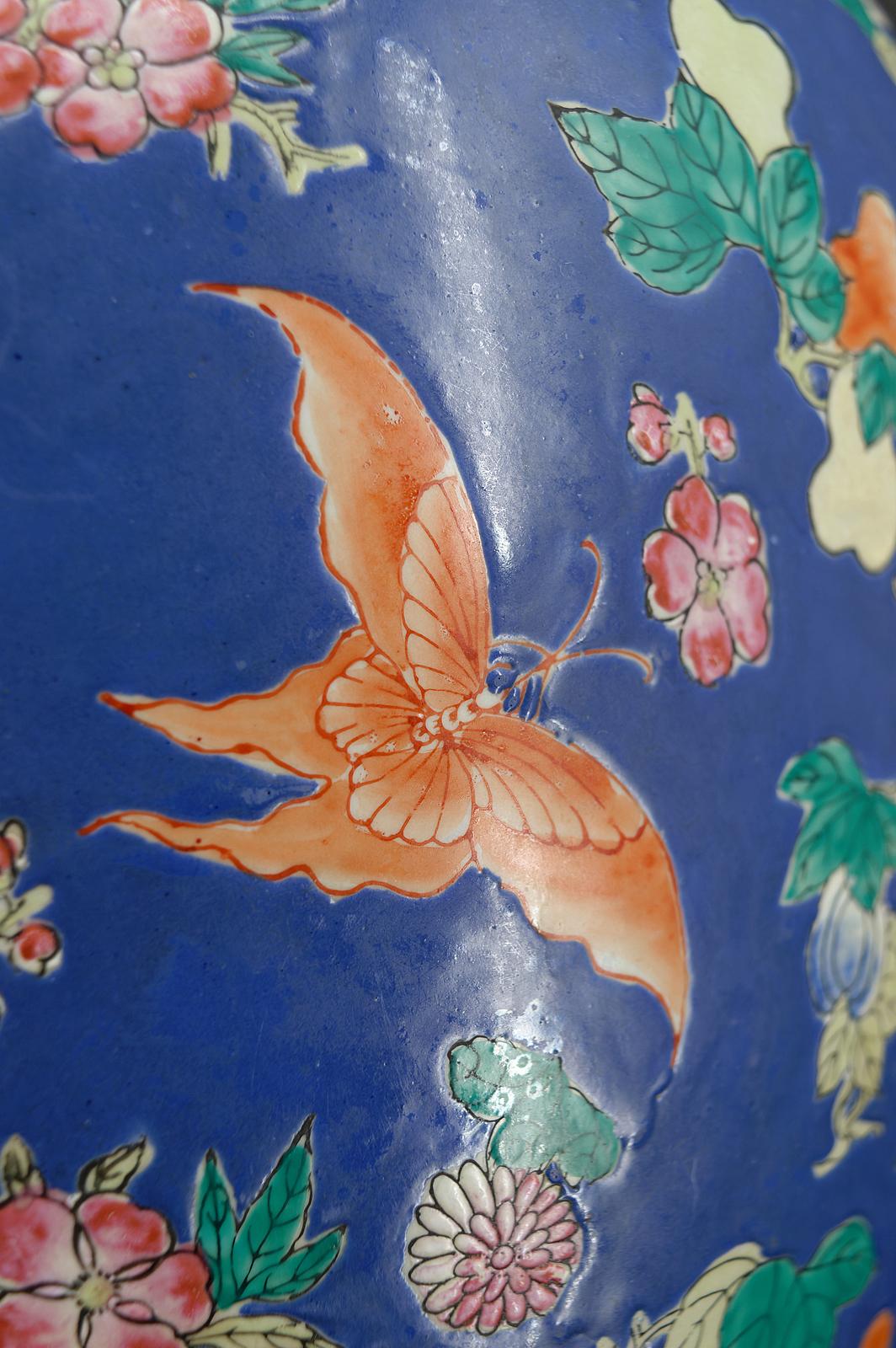 Porcelaine Importante lampe chinoise en céramique bleue avec papillons, Quing Thongzhi, Chine 1865 en vente