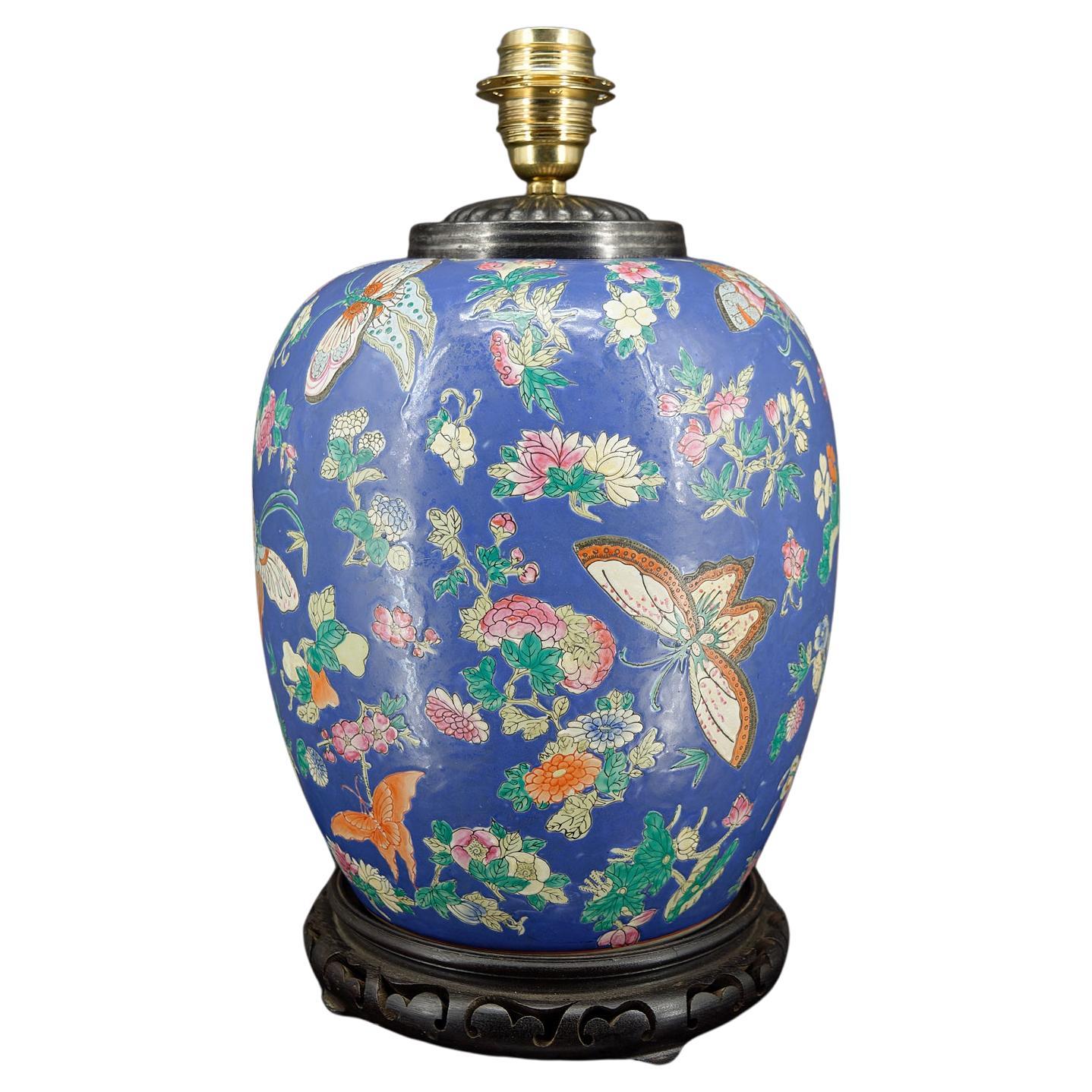 Importante lampe chinoise en céramique bleue avec papillons, Quing Thongzhi, Chine 1865 en vente