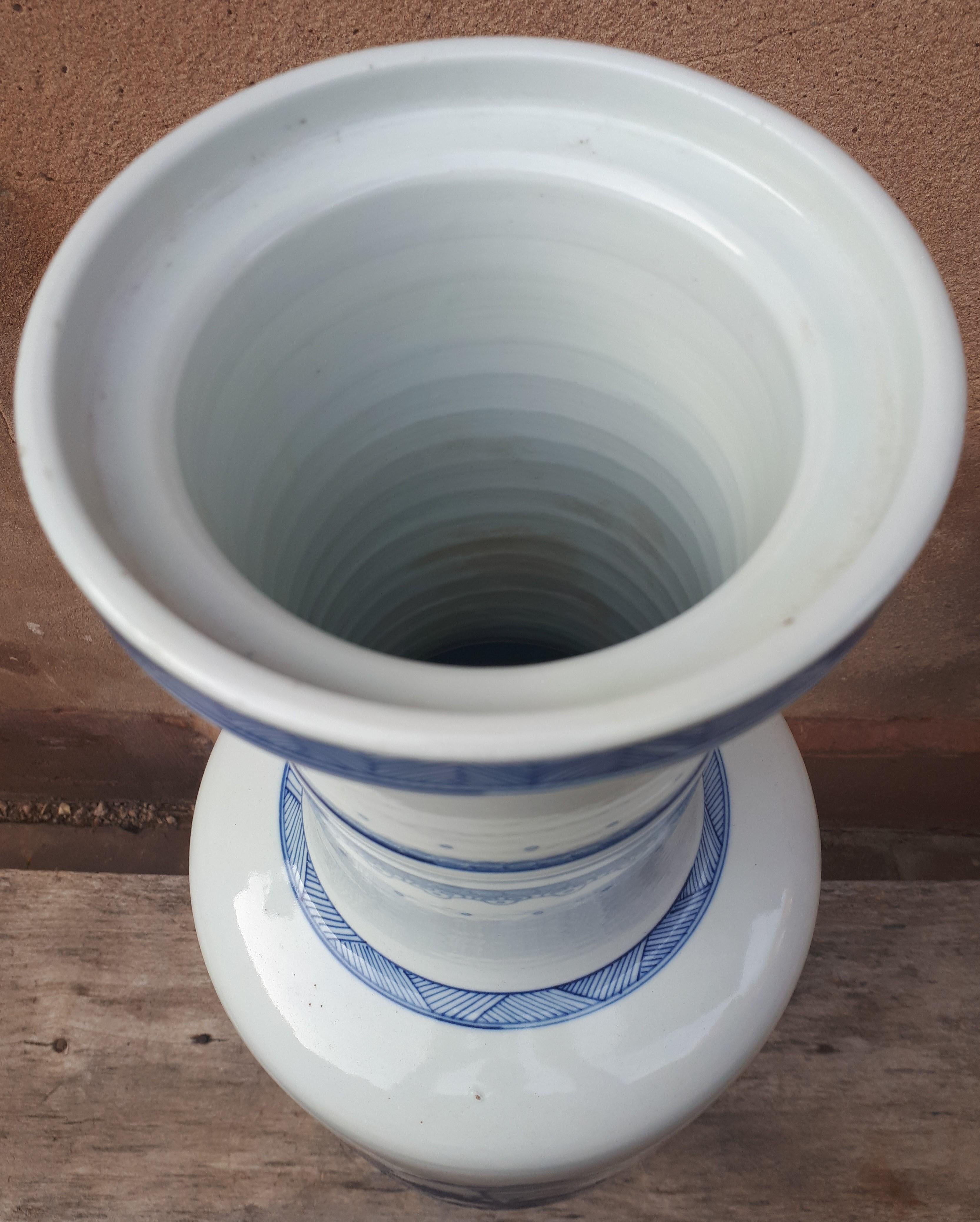 Chinese Blue White Porcelain Vase, China Late Qing Dynasty For Sale 7