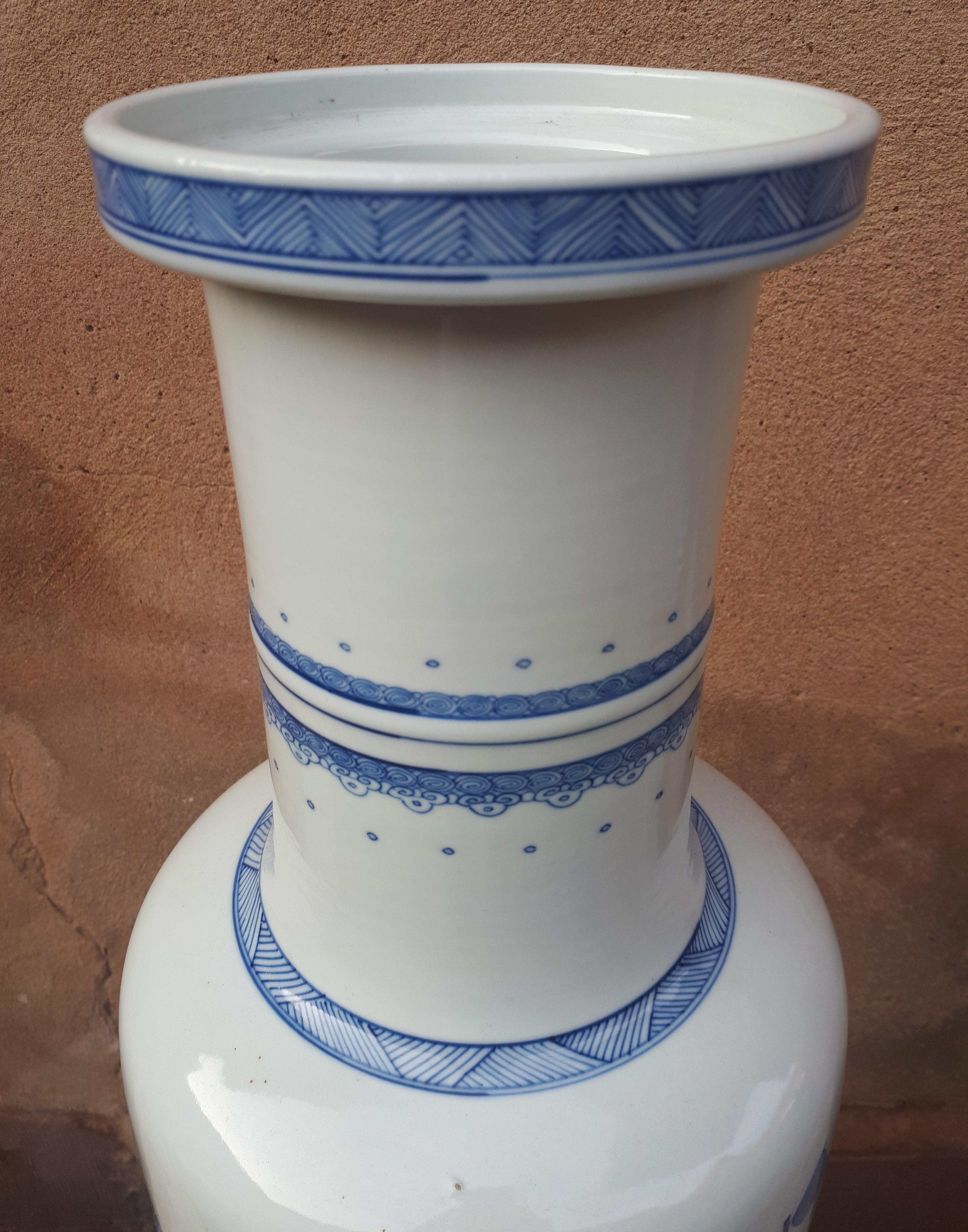 Chinese Blue White Porcelain Vase, China Late Qing Dynasty For Sale 8