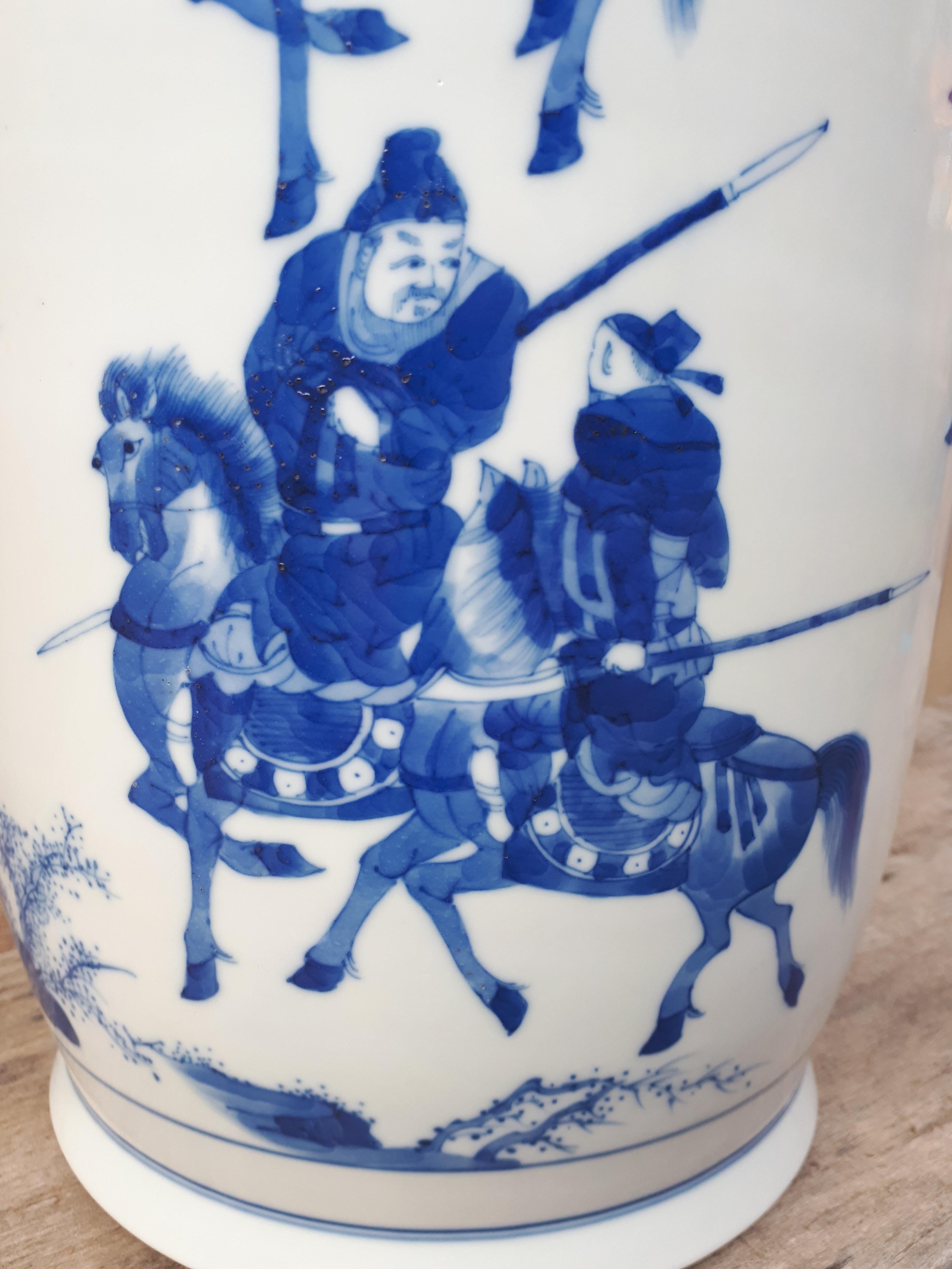 Chinese Blue White Porcelain Vase, China Late Qing Dynasty In Good Condition For Sale In Saverne, Grand Est