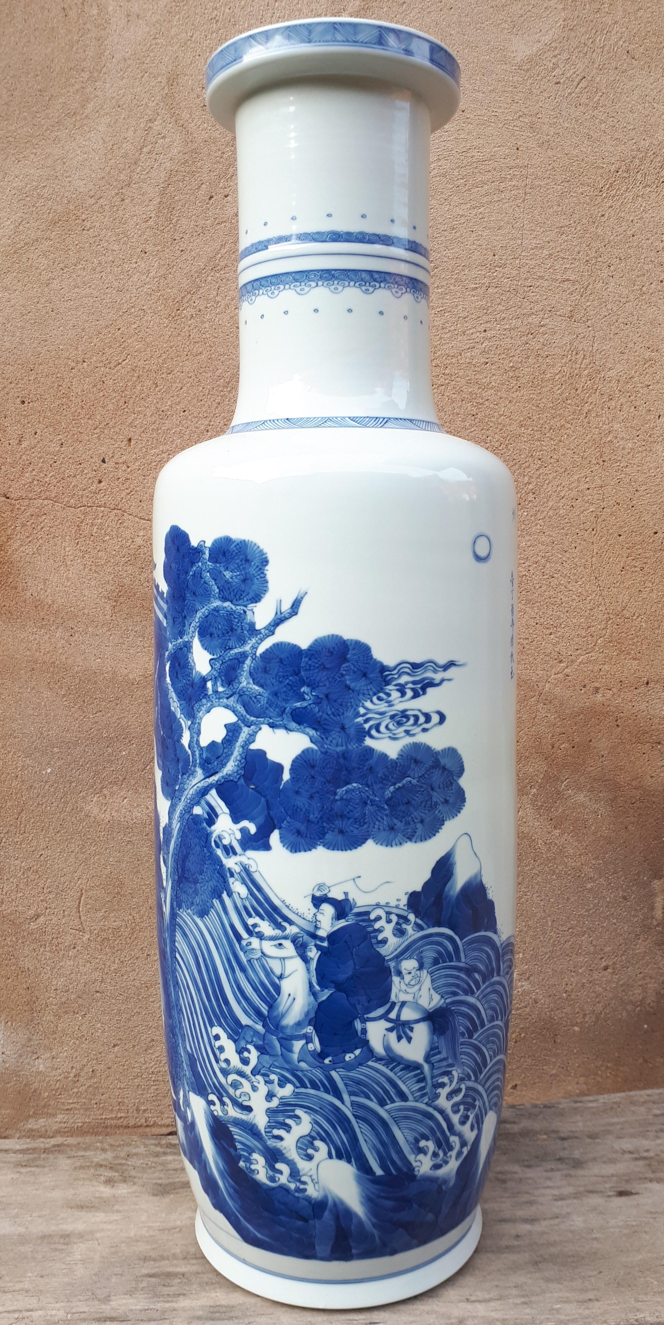 Chinese Blue White Porcelain Vase, China Late Qing Dynasty For Sale 2