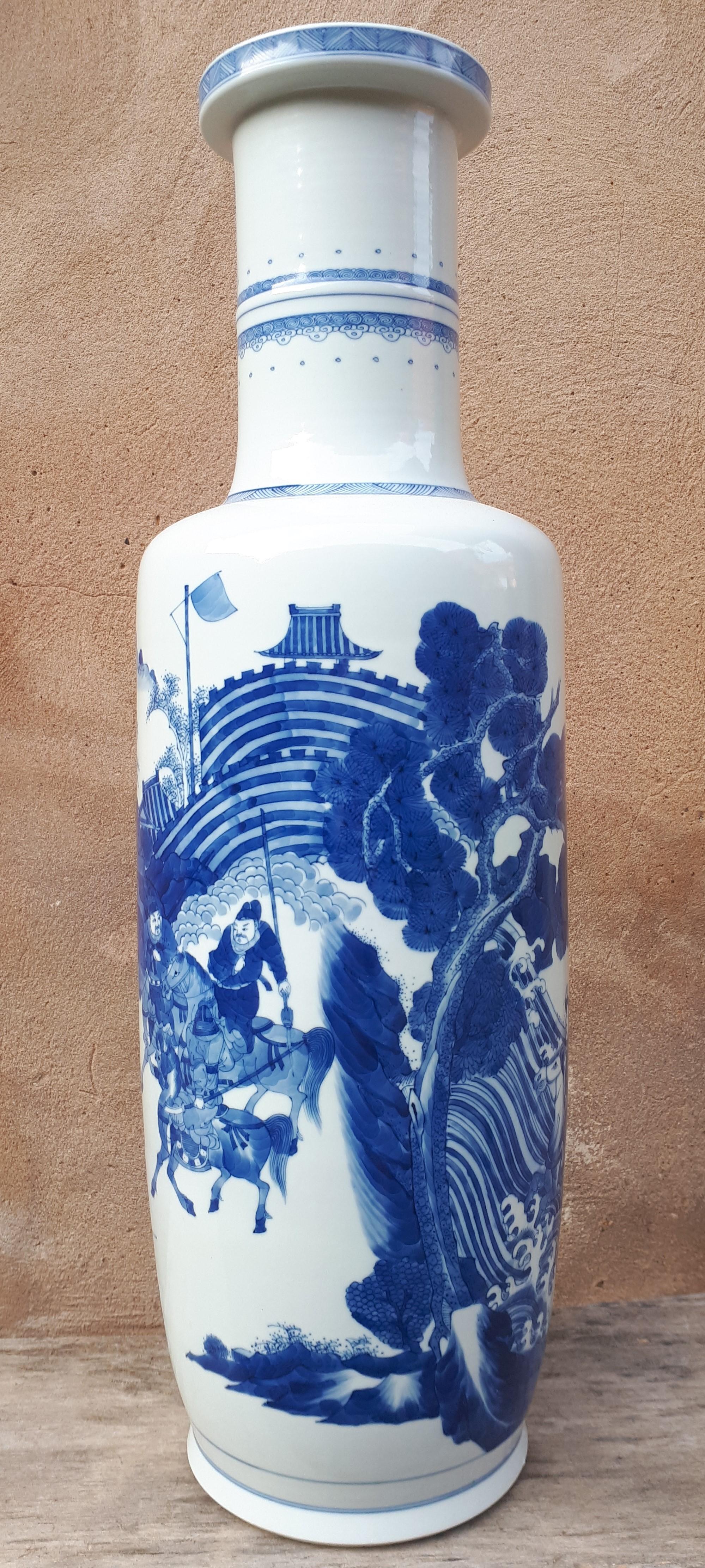 Chinese Blue White Porcelain Vase, China Late Qing Dynasty For Sale 4