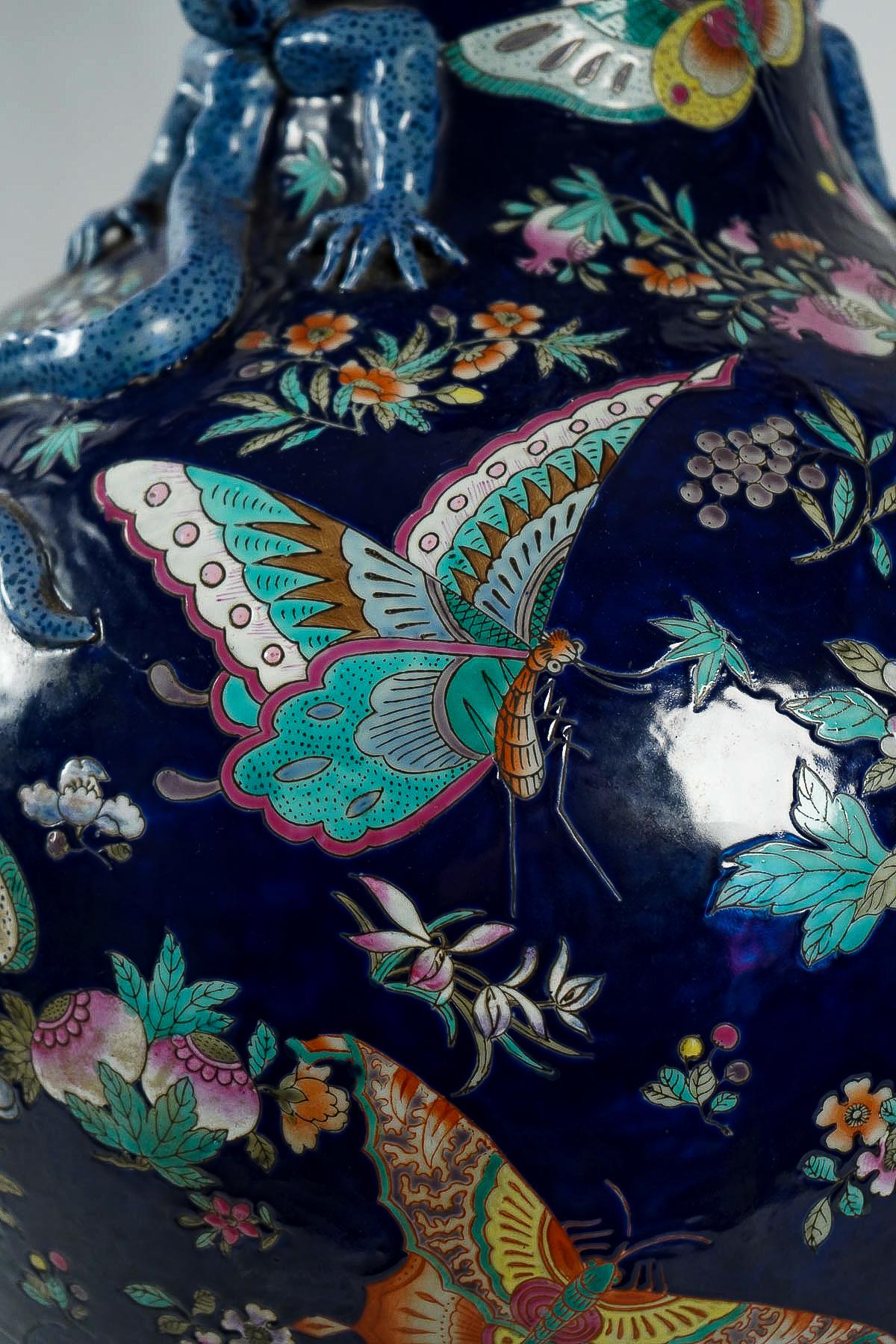 Important Chinese Cobalt Blue Vase with Butterflies and Lizards Decoration 6