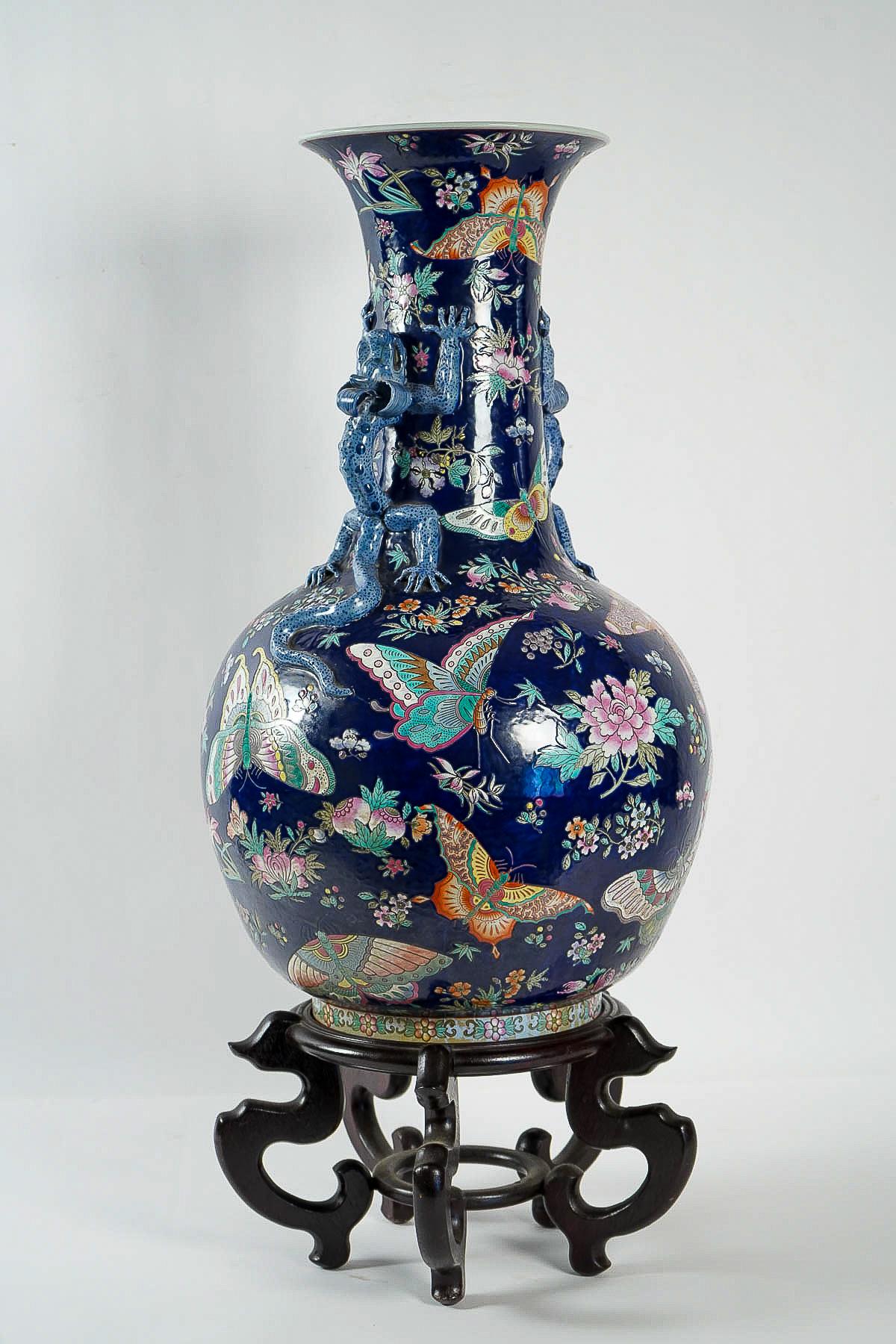 Important Chinese Cobalt Blue Vase with Butterflies and Lizards Decoration 10