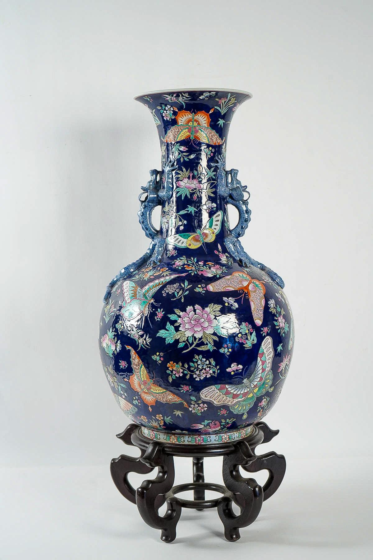 Important Chinese Cobalt Blue Vase with Butterflies and Lizards Decoration In Good Condition In Saint Ouen, FR