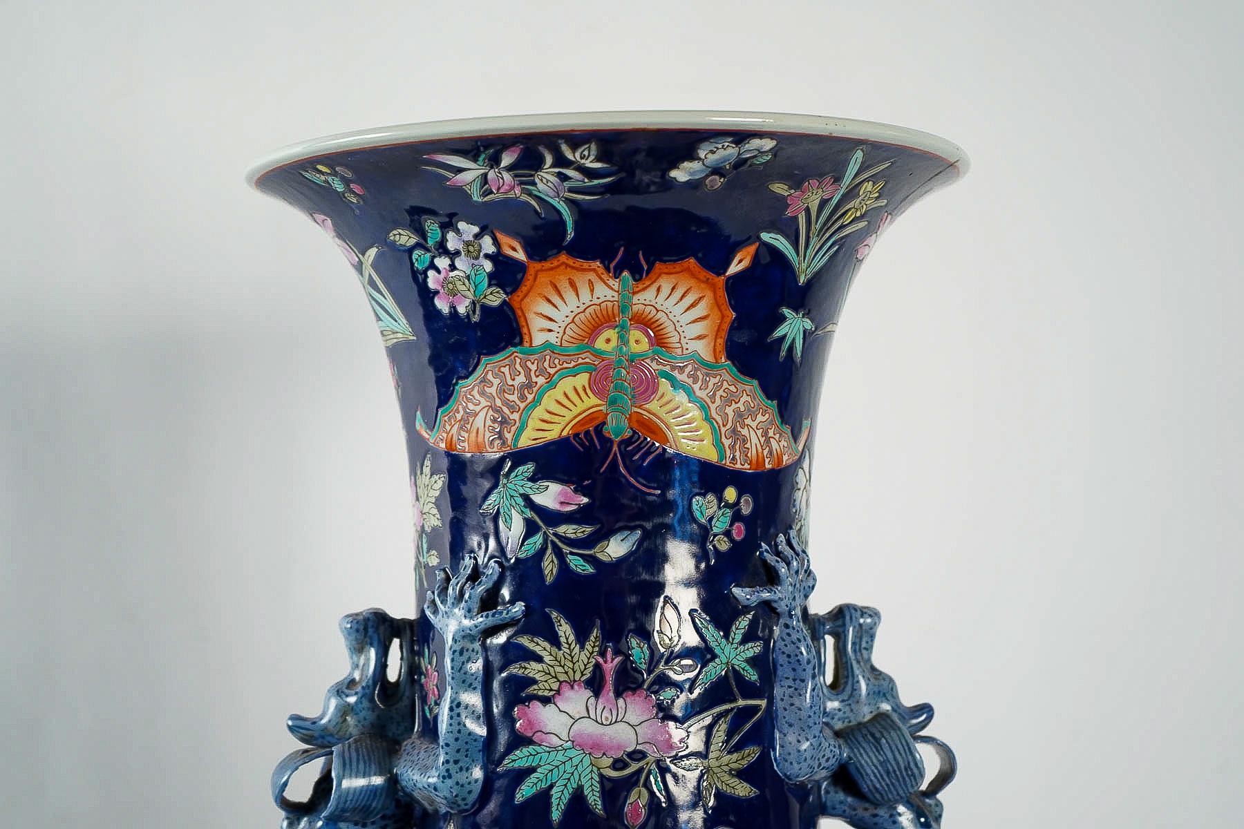 Important Chinese Cobalt Blue Vase with Butterflies and Lizards Decoration 1