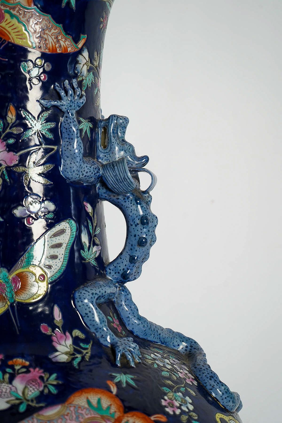 Important Chinese Cobalt Blue Vase with Butterflies and Lizards Decoration 3